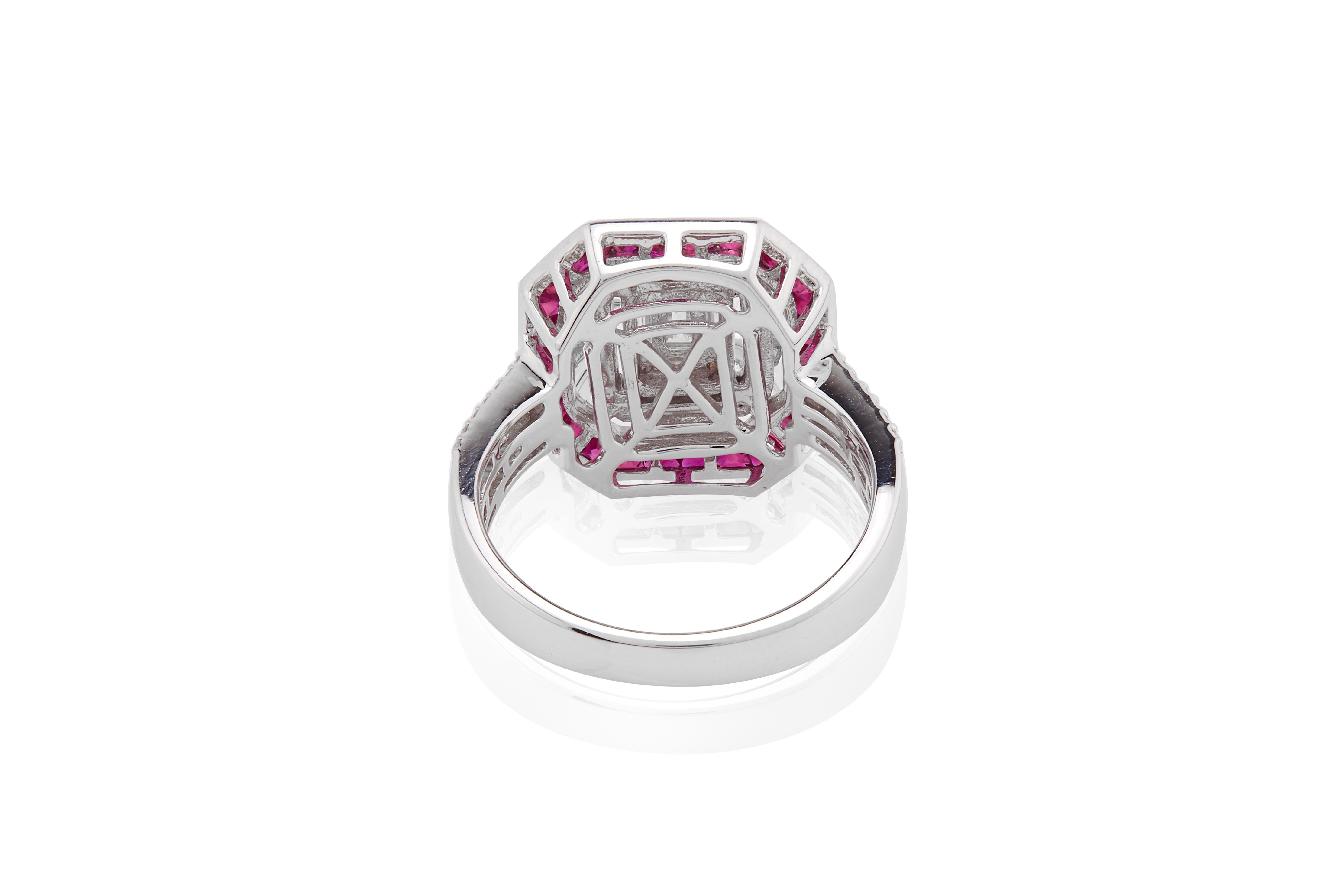 Dieser exquisite Ring zeigt ein raffiniertes, vom Art déco inspiriertes Design, gefertigt aus glänzendem Weißmetall, wahrscheinlich Weißgold oder Platin. Das Herzstück besteht aus einem schillernden Cluster von Diamanten im Smaragdschliff und runden