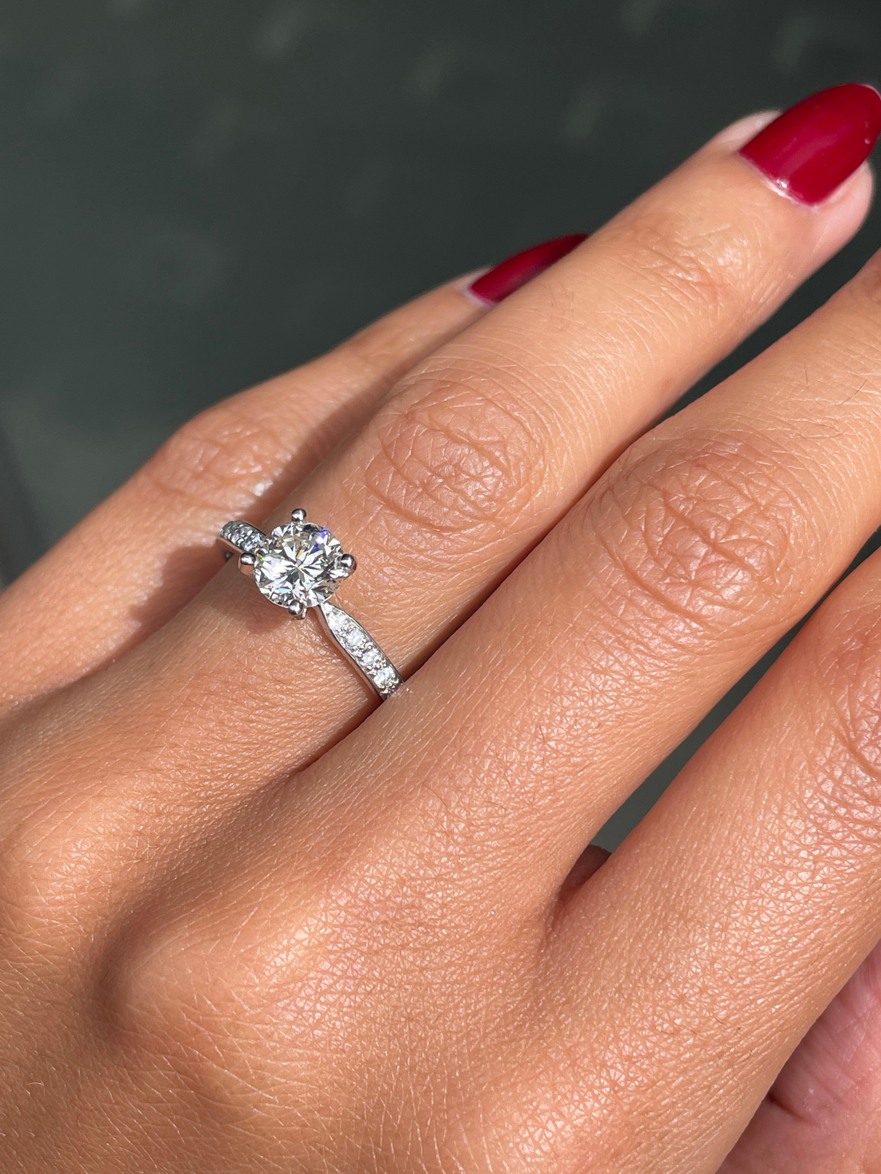 Taille brillant Bague de fiançailles en platine avec diamants de 0,99 carat en vente