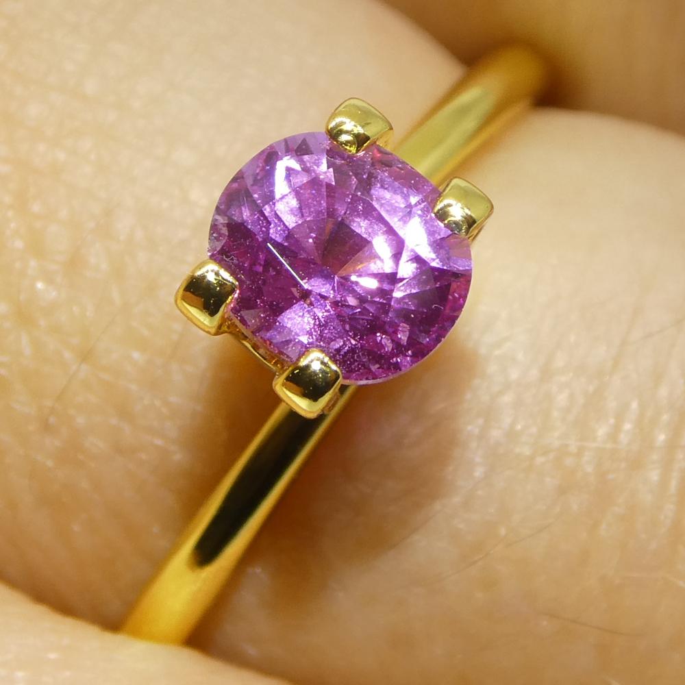 Descrizione:

Tipo di gemma: Zaffiro 
Numero di pietre: 1
Peso: 0,99 carati
Misure: 5,86 x 5,42 x 3,85 mm
Forma: Ovale
Stile di taglio Corona: Taglio brillante
Padiglione Stile di Taglio: Taglio a gradini 
Trasparenza: Trasparente
Chiarezza: