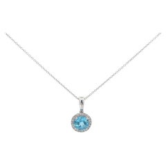 Collier pendentif topaze bleue taille ronde 0,99 carat, halo de diamants, or blanc 18 carats