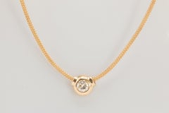 Collana con solitario di diamanti rotondi da 0,99 carati in oro giallo 14K