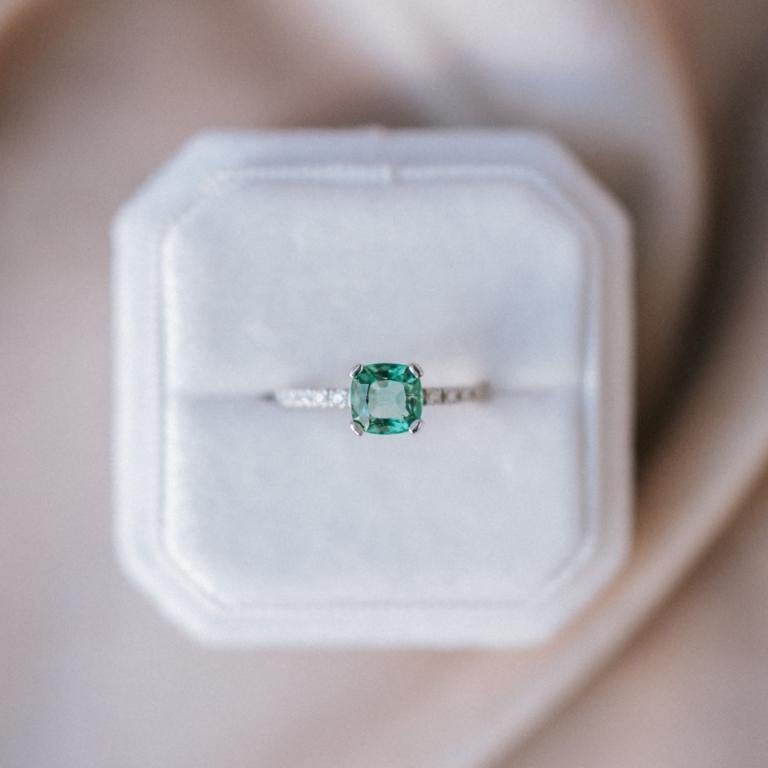 For Sale:  0.9 Ct Emerald and Diamonds Ring 2