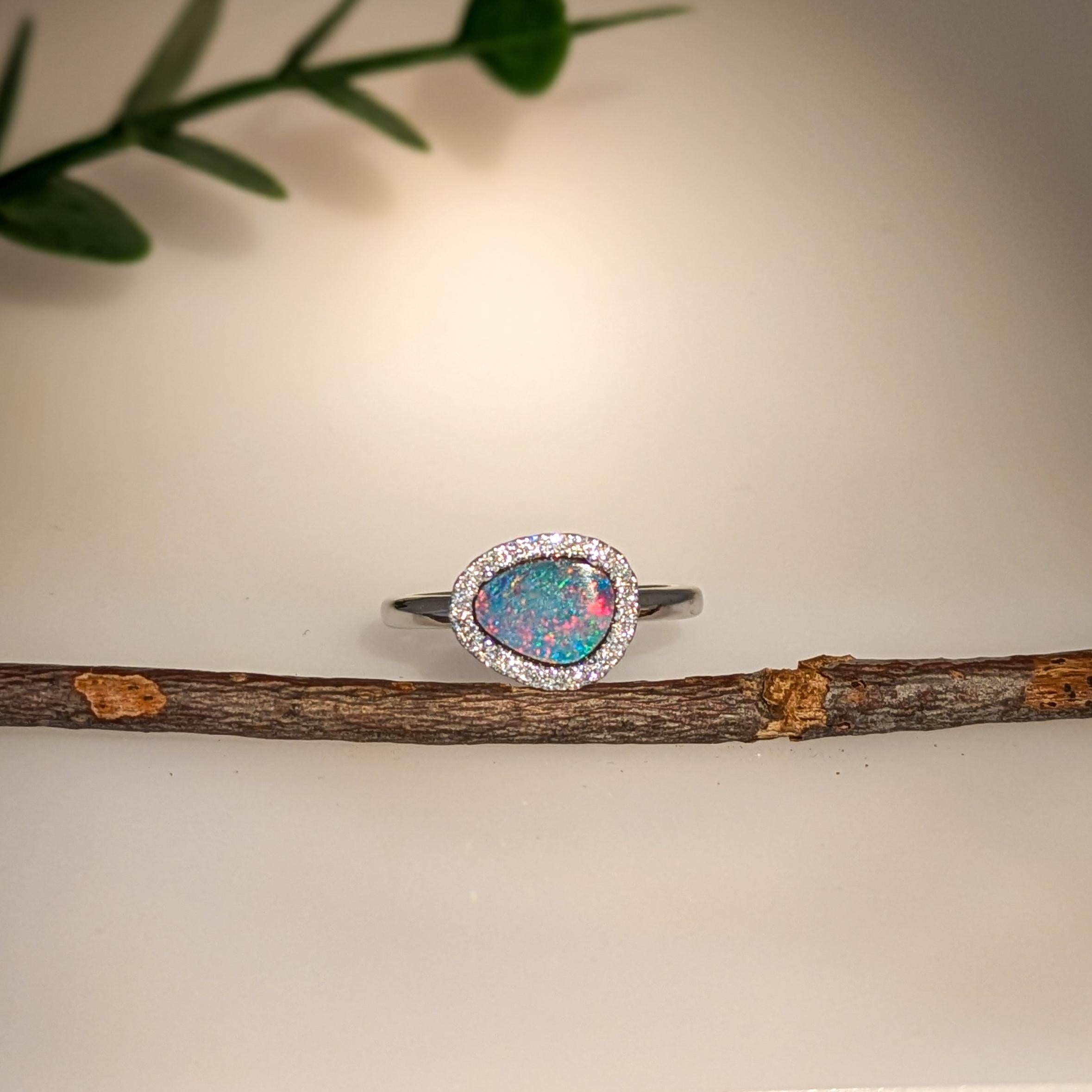 0,9cts Boulder Opal Ring mit Diamant Halo: 14K Massiv Gold, Fancy Form, 9x7mm (Zeitgenössisch) im Angebot