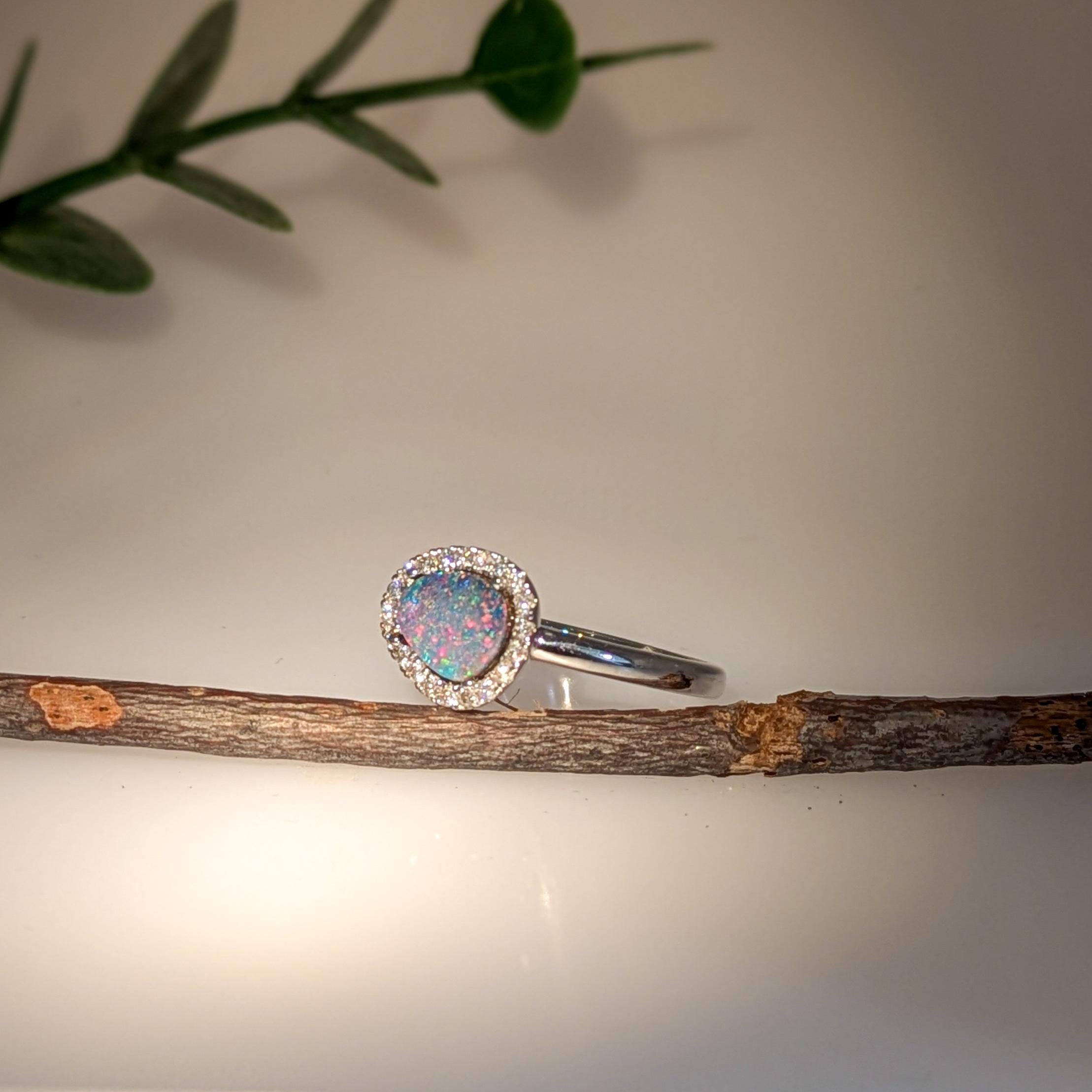 0,9cts Boulder Opal Ring mit Diamant Halo: 14K Massiv Gold, Fancy Form, 9x7mm (Rohschliff) im Angebot