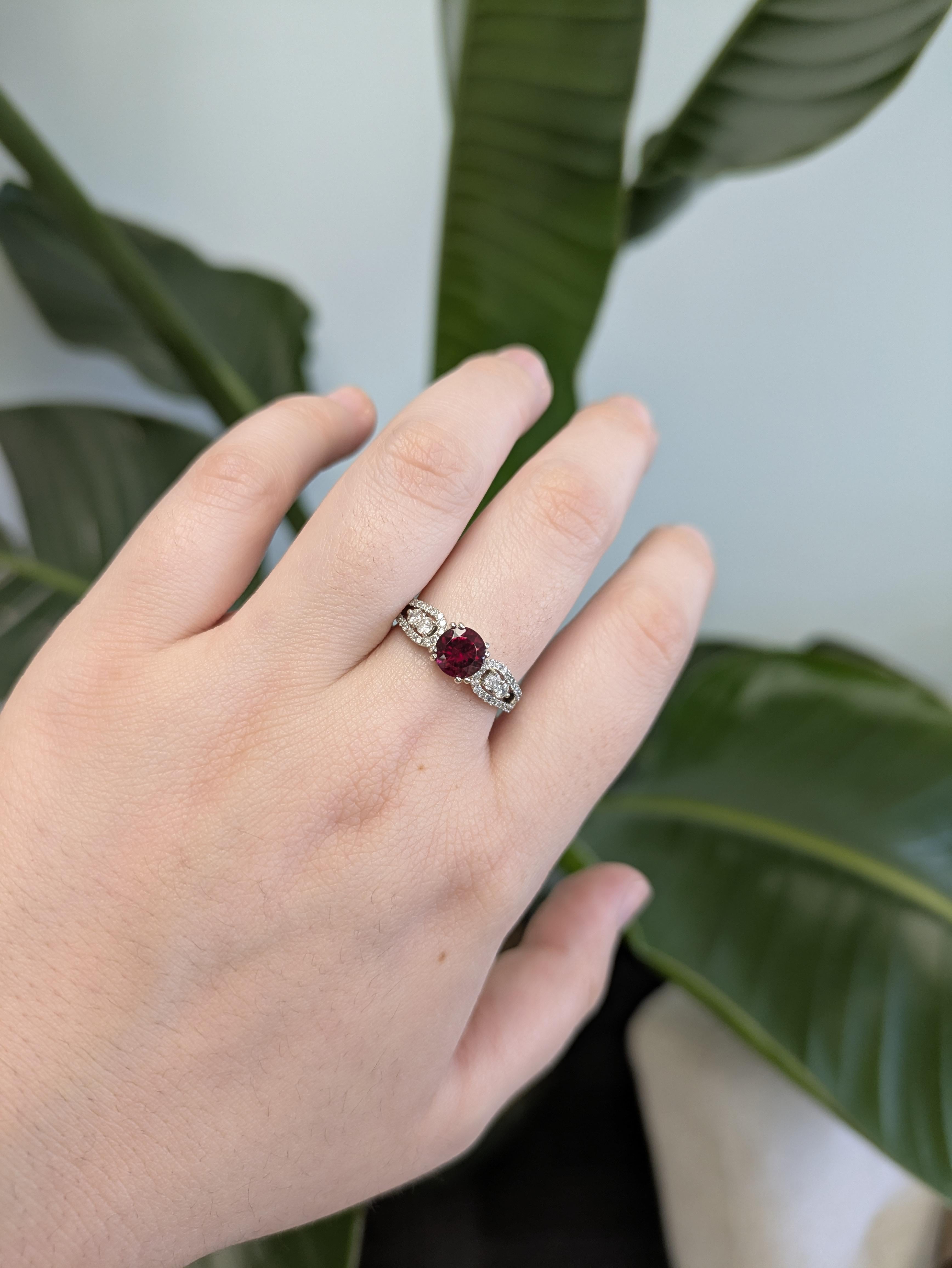 Bague en or 14 carats magnifiquement travaillée, ornée d'une tourmaline rubellite d'un rouge vif (≈ 0,9 ct, ronde, ~6 mm). La pierre précieuse, provenant du Brésil, est rehaussée de 62 diamants scintillants (≈ 0,60 ct au total), sertis pour