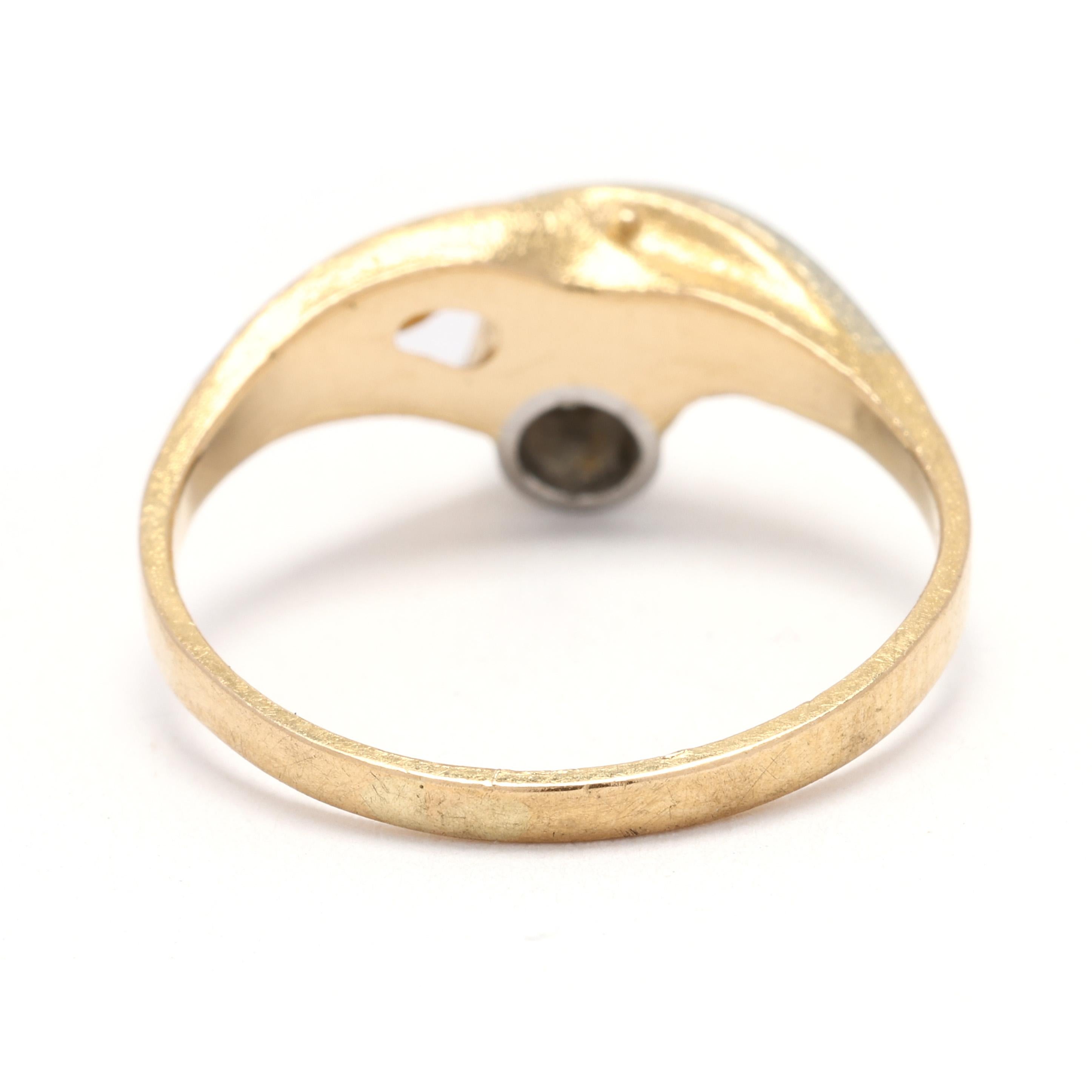 Round Cut 0.9ctw Diamond Twisted British Ring, 18k Yellow & White Gold, Ring Size 5 For Sale
