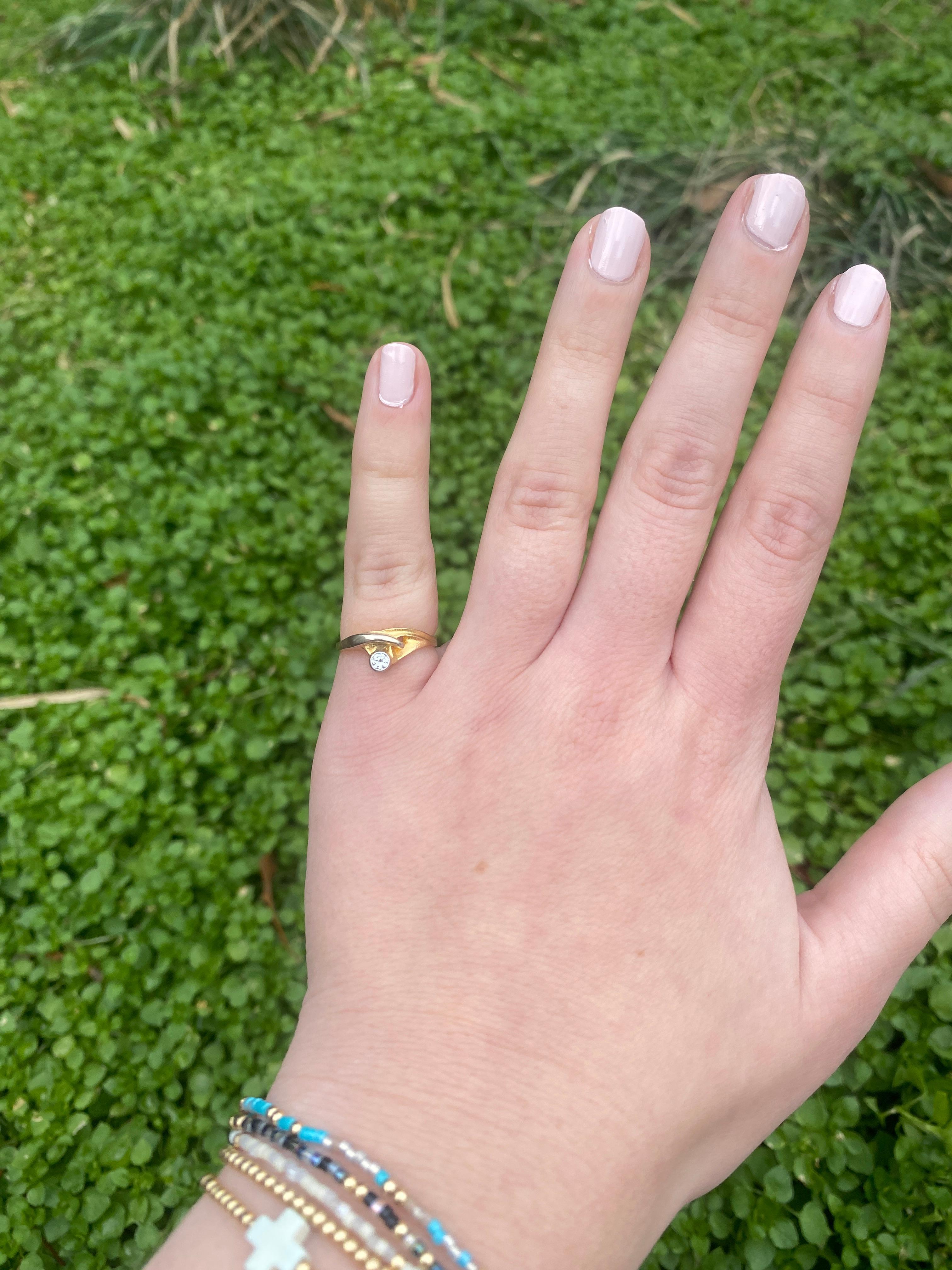 Bague britannique torsadée en or jaune et blanc 18 carats avec diamants 0,9 carat, taille de bague 5 en vente 2