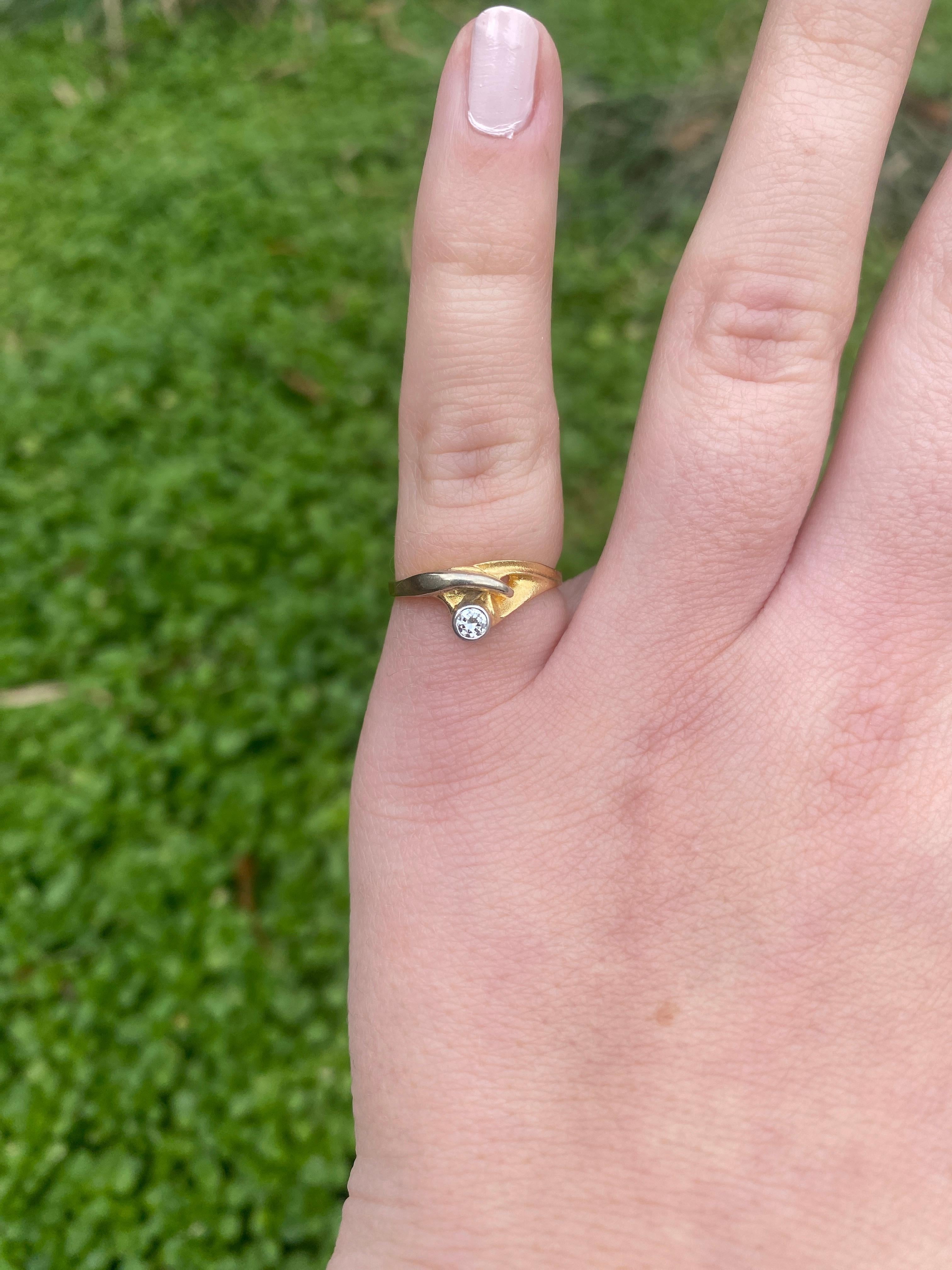 Bague britannique torsadée en or jaune et blanc 18 carats avec diamants 0,9 carat, taille de bague 5 en vente 3