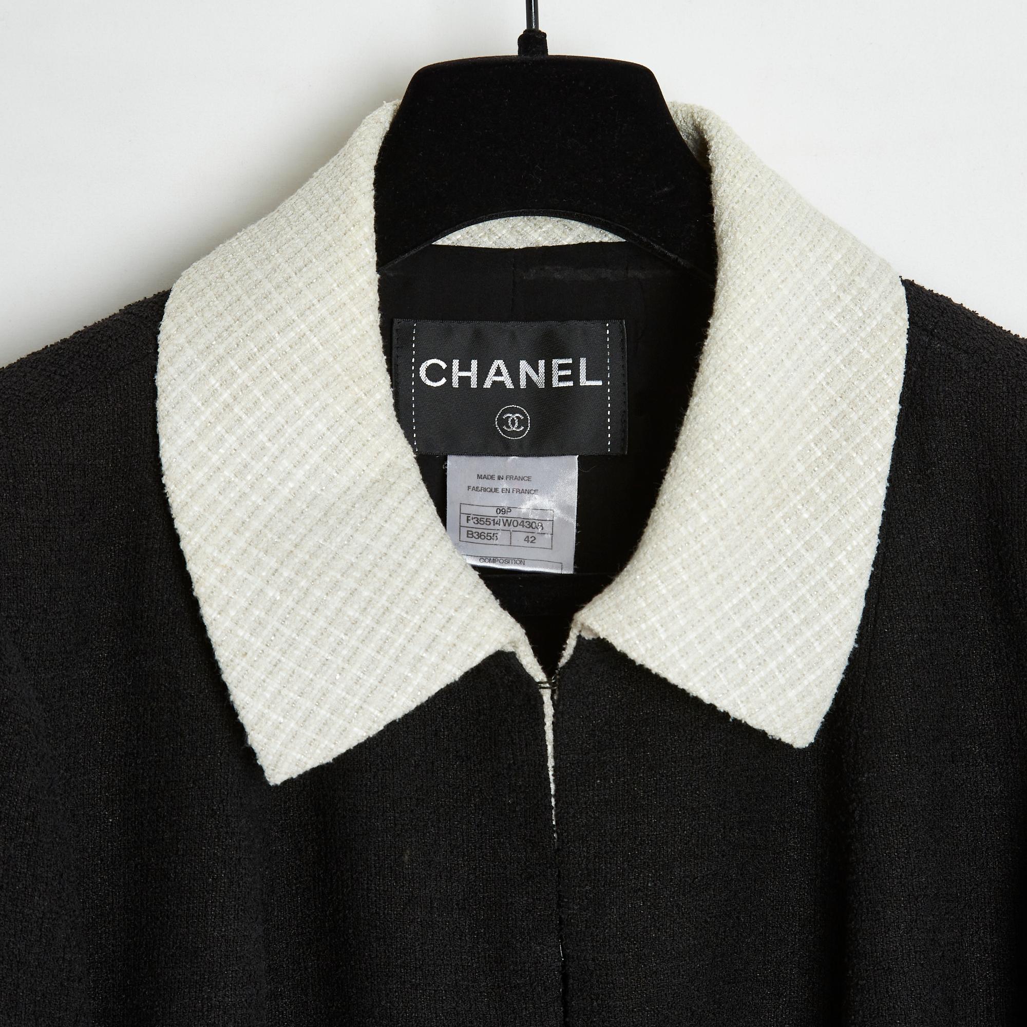 Chanel Spring/Summer 2009 collection jacket in black linen, silk and wool mat, straight cut, 2 pockets under the chest, collar and cuffs contrasting in shimmering ecru terry cloth (polyamide and viscose), 3 front fastening hooks (and a 4th small