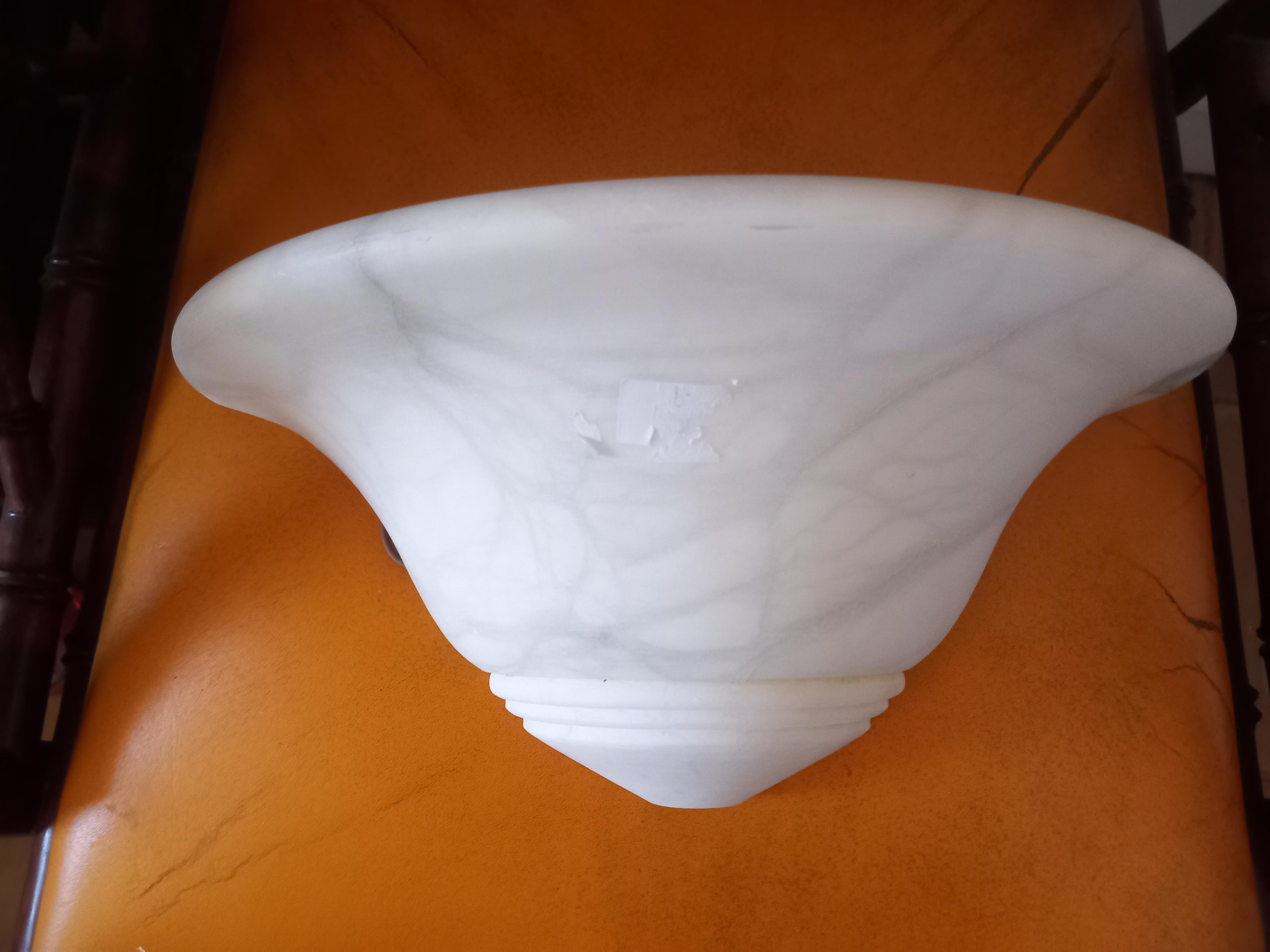 White  alabaster sconces
It is a very special piece, the white is very pure and one of them has a nice gray streak so characteristic, looking very pretty when illuminated
their shapes are rounded,
It is in excellent condition, like new. 
New wiring.