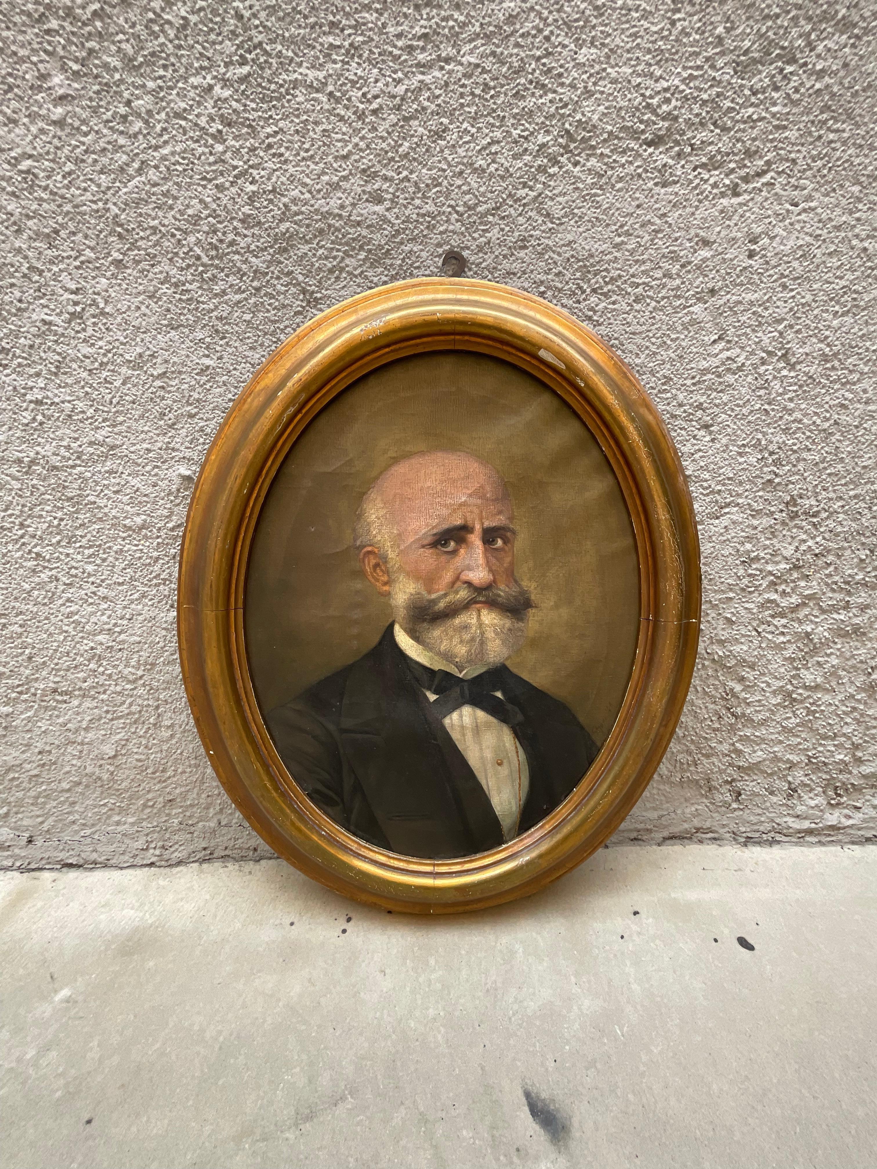 Italian school ,early 20th century
Hand-painted oil on canvas depicting gentleman with oval wooden frame worked with gold leaf.
