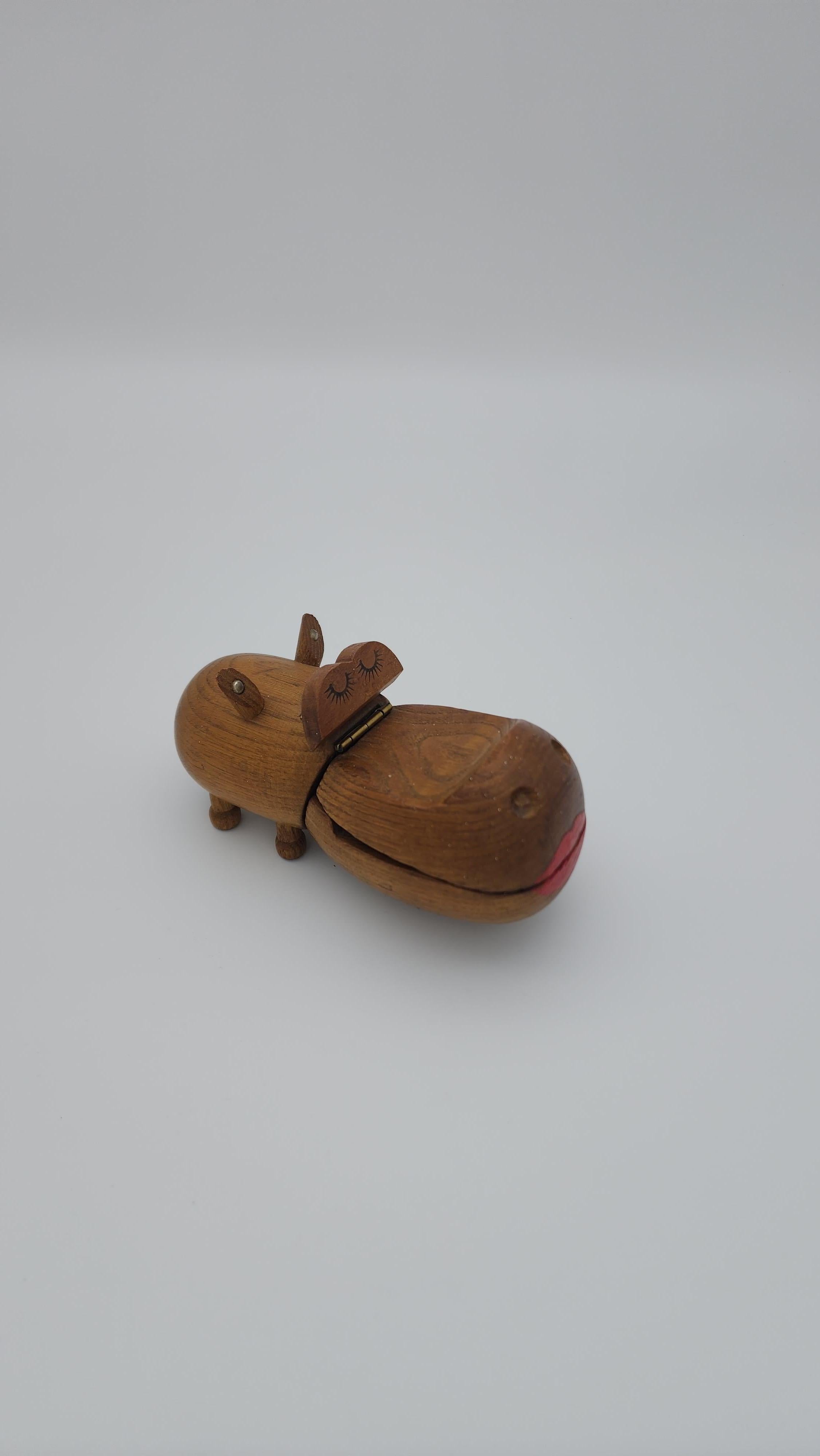 Scultura vintage di ippopotamo di Zooline. La bocca si apre e ha un piccolo spazio per monete o gioielli.   manca la coda