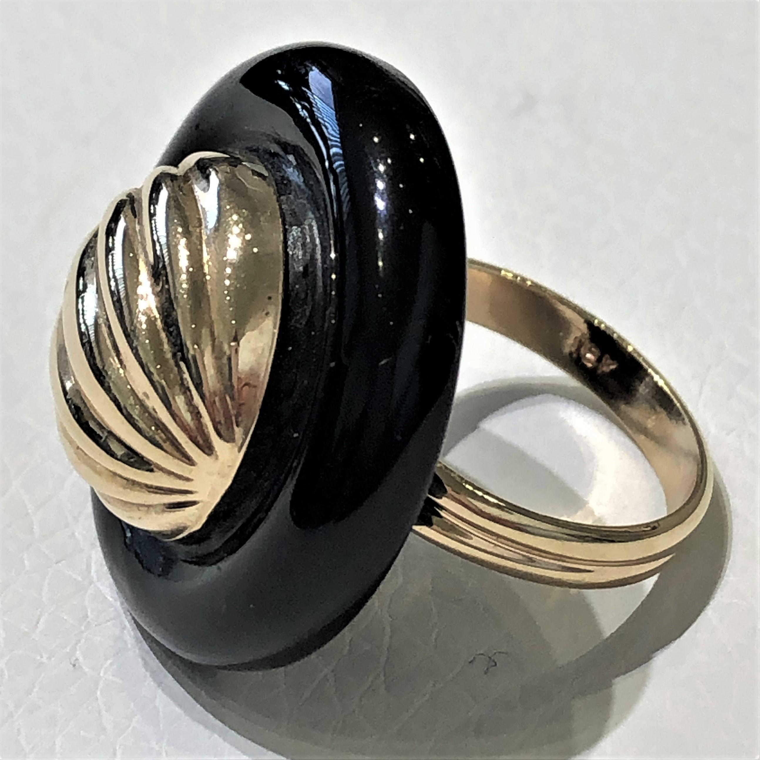 Round Onyx Ring with Fluted Gold Dome Center In Good Condition In Palm Beach, FL