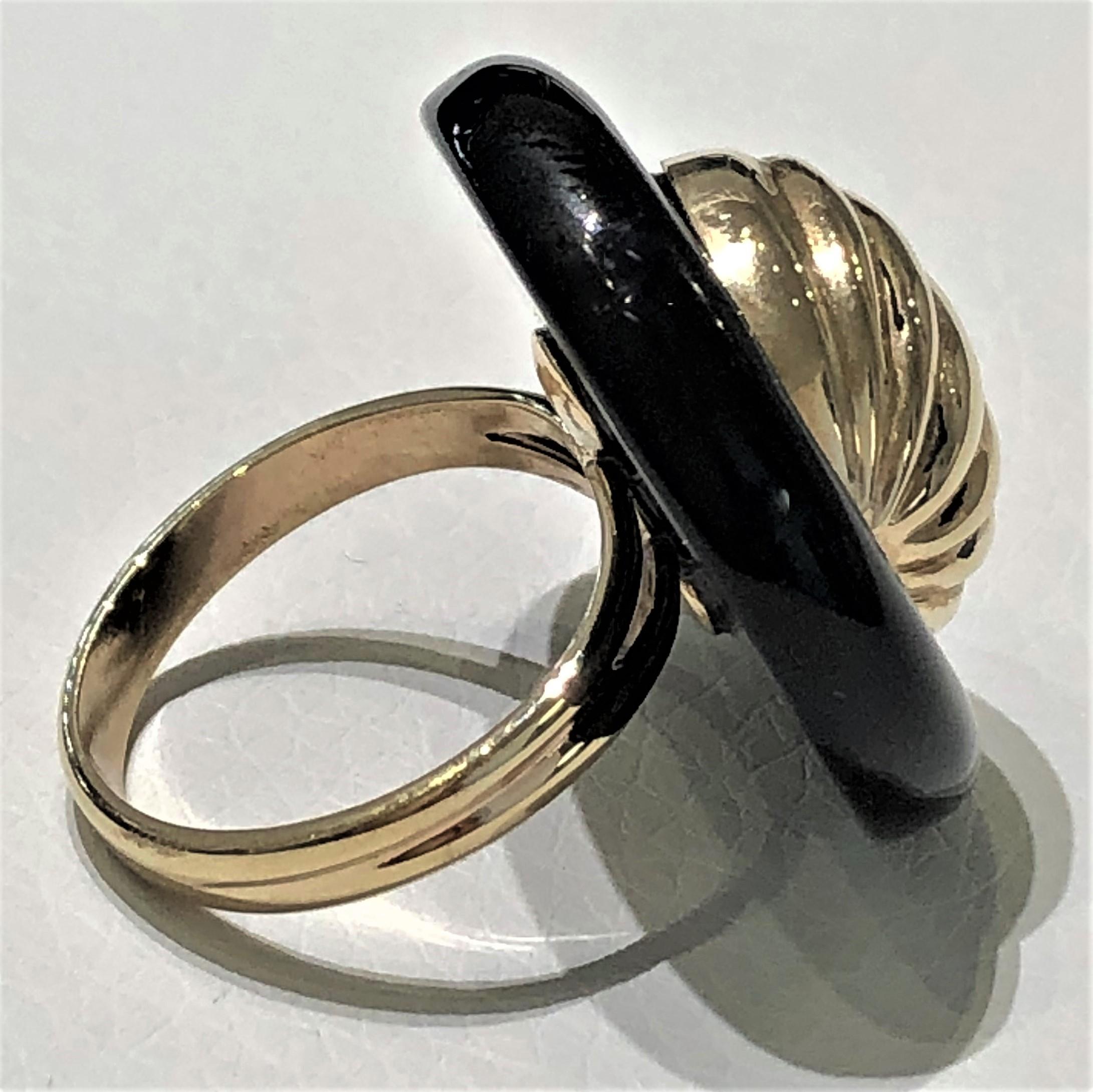 Round Onyx Ring with Fluted Gold Dome Center 2