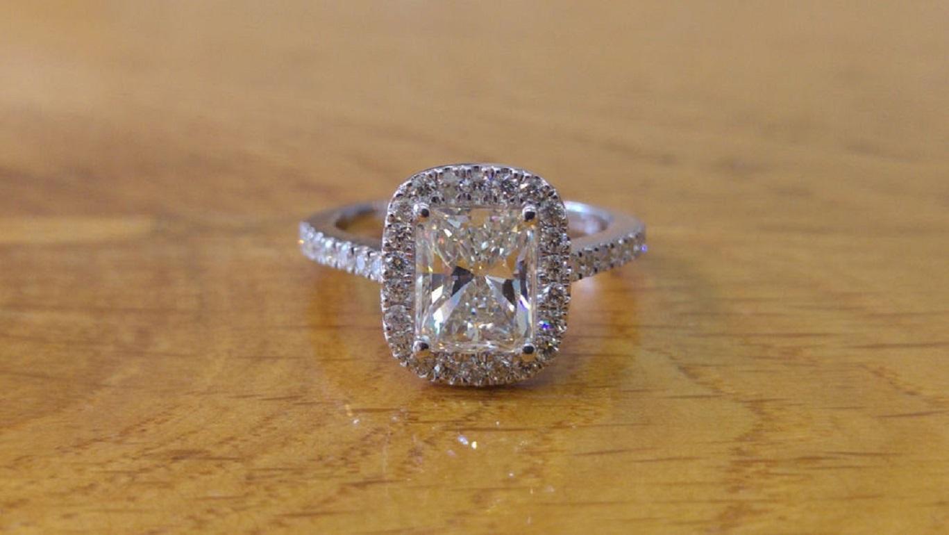 1 1/2 Carat 14 Karat White Radiant Diamond Engagement Ring, Art Deco Ring In New Condition In Ramat Gan, IL