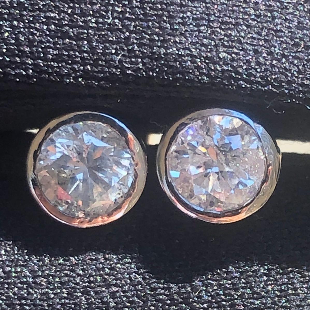 Splendidi orecchini con diamante solitario rotondo da 1,5 carati con castone in oro bianco 14K. Questi orecchini di diamanti con castone solitario rotondo da 1 1/2 ct sono certificati con un valore di stima di $4.180,00. 

Un grande diamante