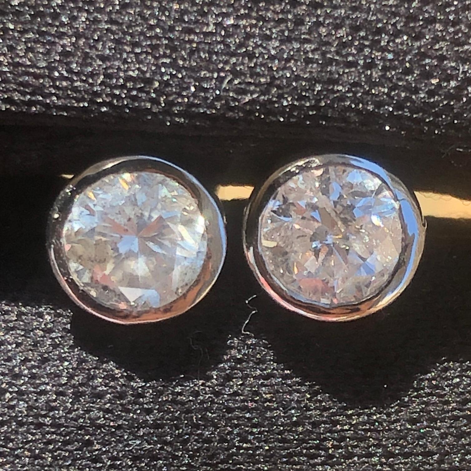 Taglio rotondo Quasi 1 1/2 Carat Ct Natural Solitaire Diamond Round Bezel Stud Earrings 14k