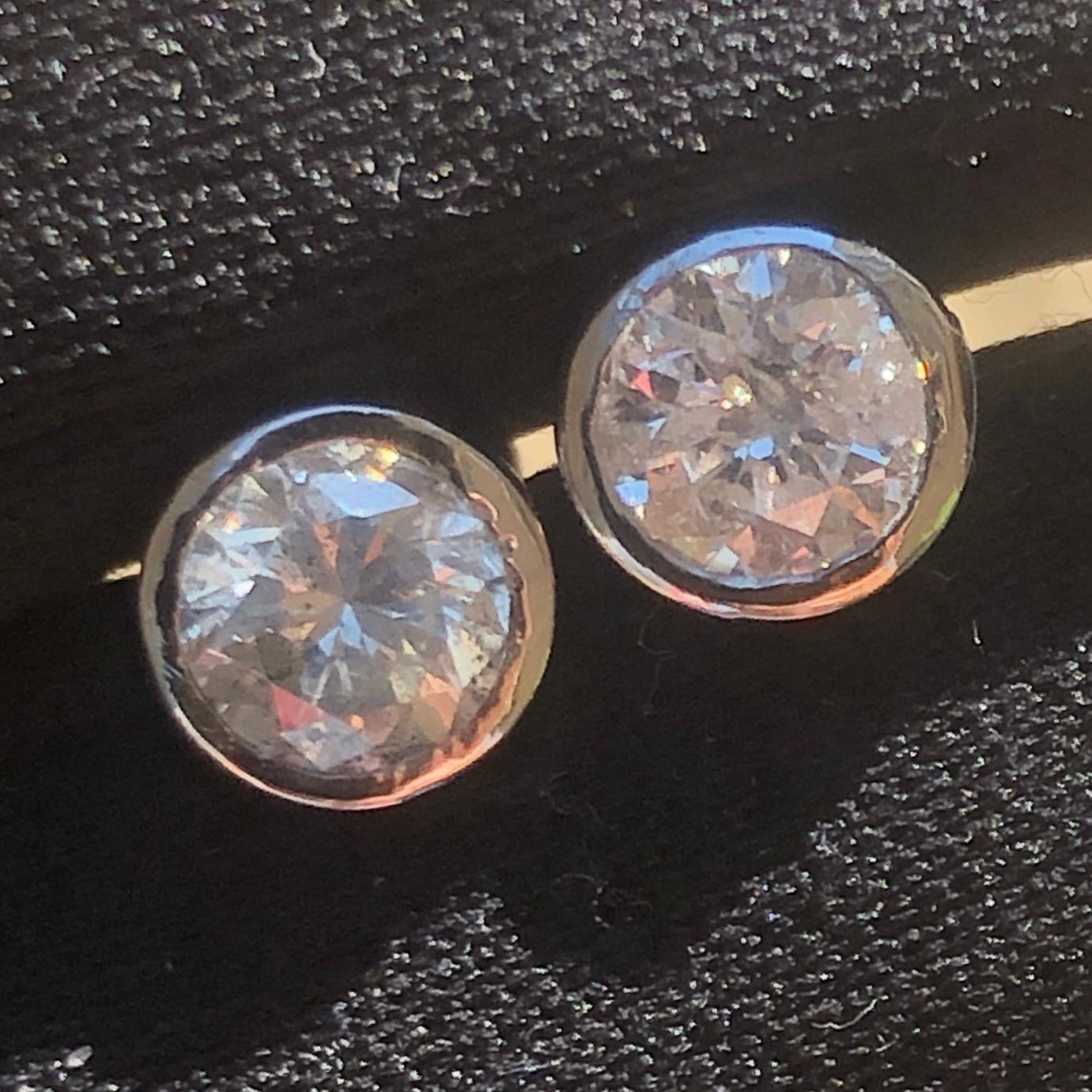 Quasi 1 1/2 Carat Ct Natural Solitaire Diamond Round Bezel Stud Earrings 14k In condizioni Nuovo a New York, NY