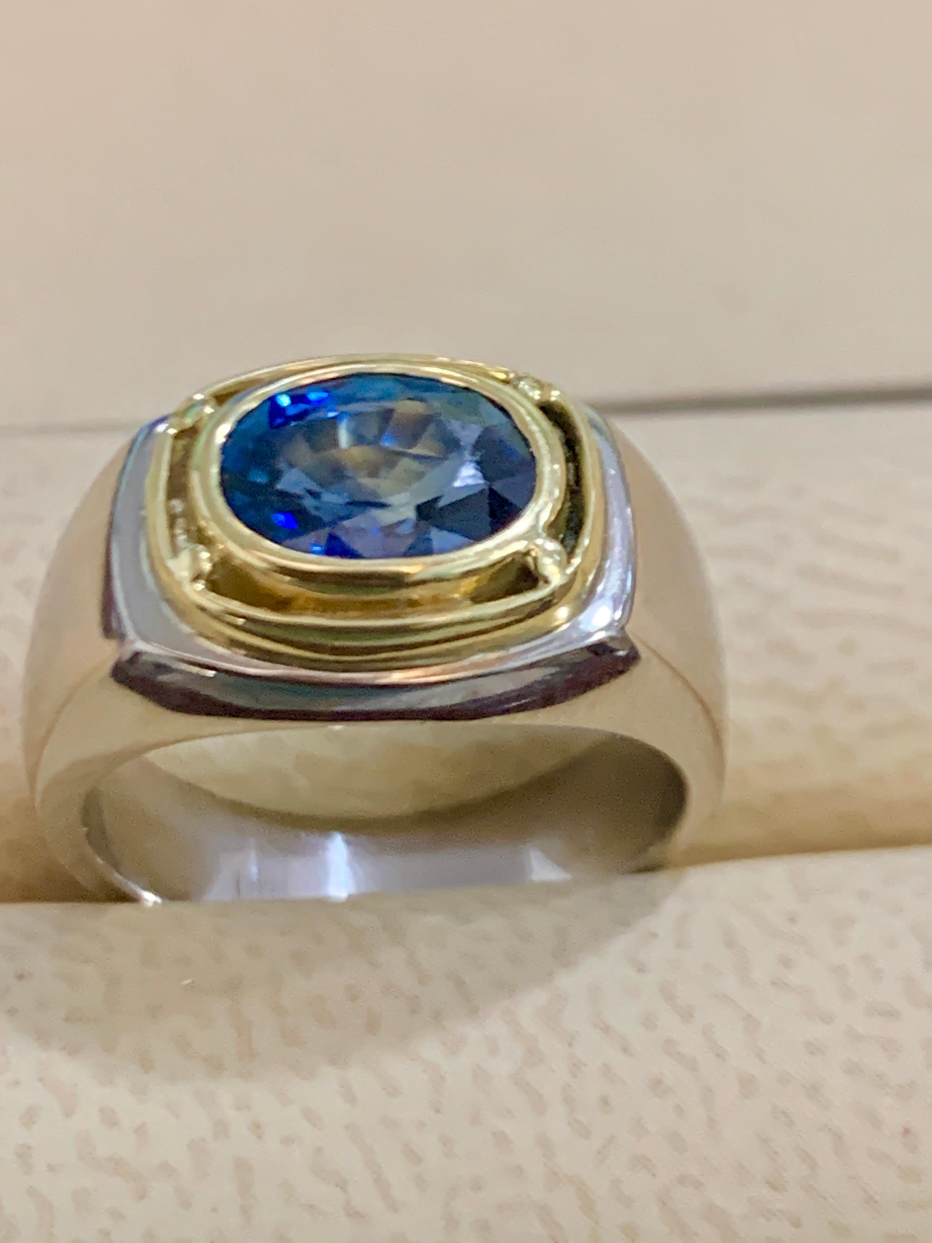 1 1/2 Ct Oval Natural Blue Sapphire Engagement Ring in 18 Karat Two-Tone Gold For Sale 4