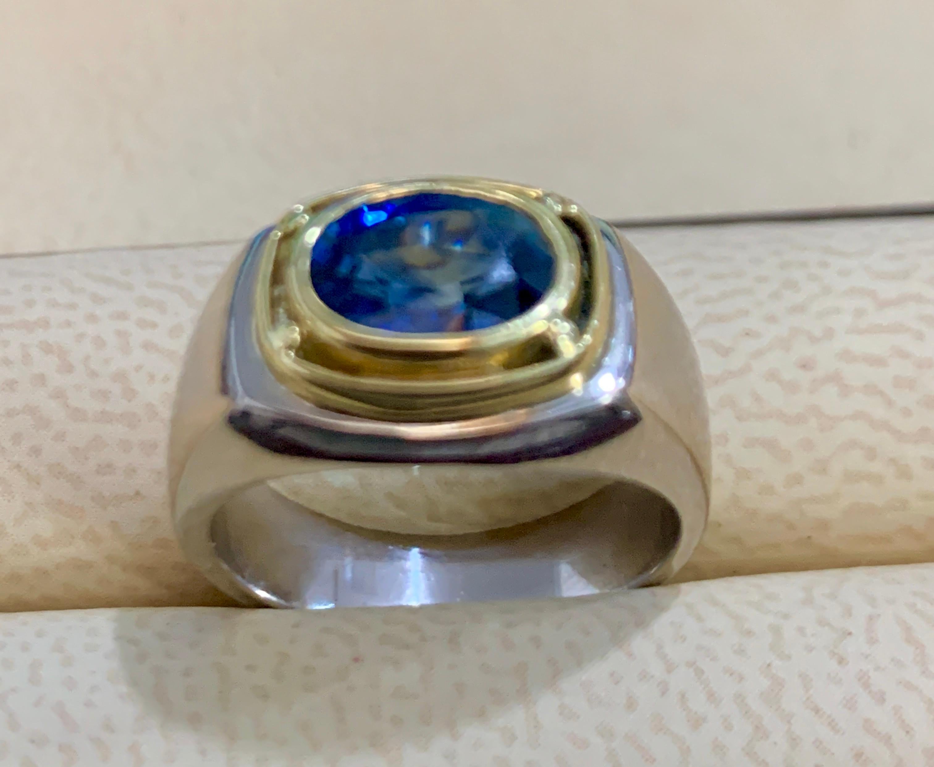 1 1/2 Karat Ovaler natürlicher blauer Saphir Verlobungsring aus 18 Karat zweifarbigem Gold im Zustand „Hervorragend“ im Angebot in New York, NY