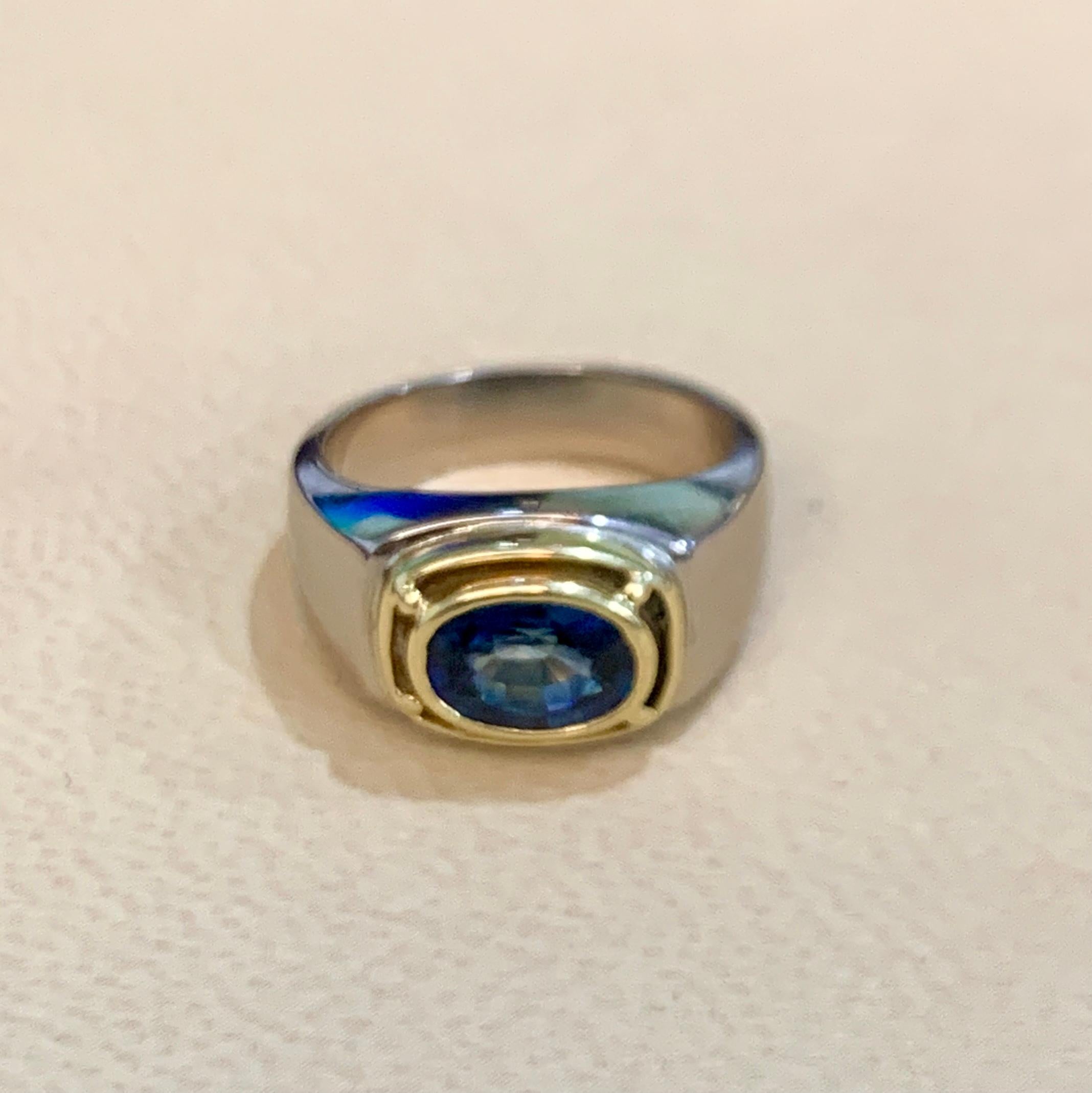 Round Cut 1 1/2 Ct Oval Natural Blue Sapphire Engagement Ring in 18 Karat Two-Tone Gold For Sale