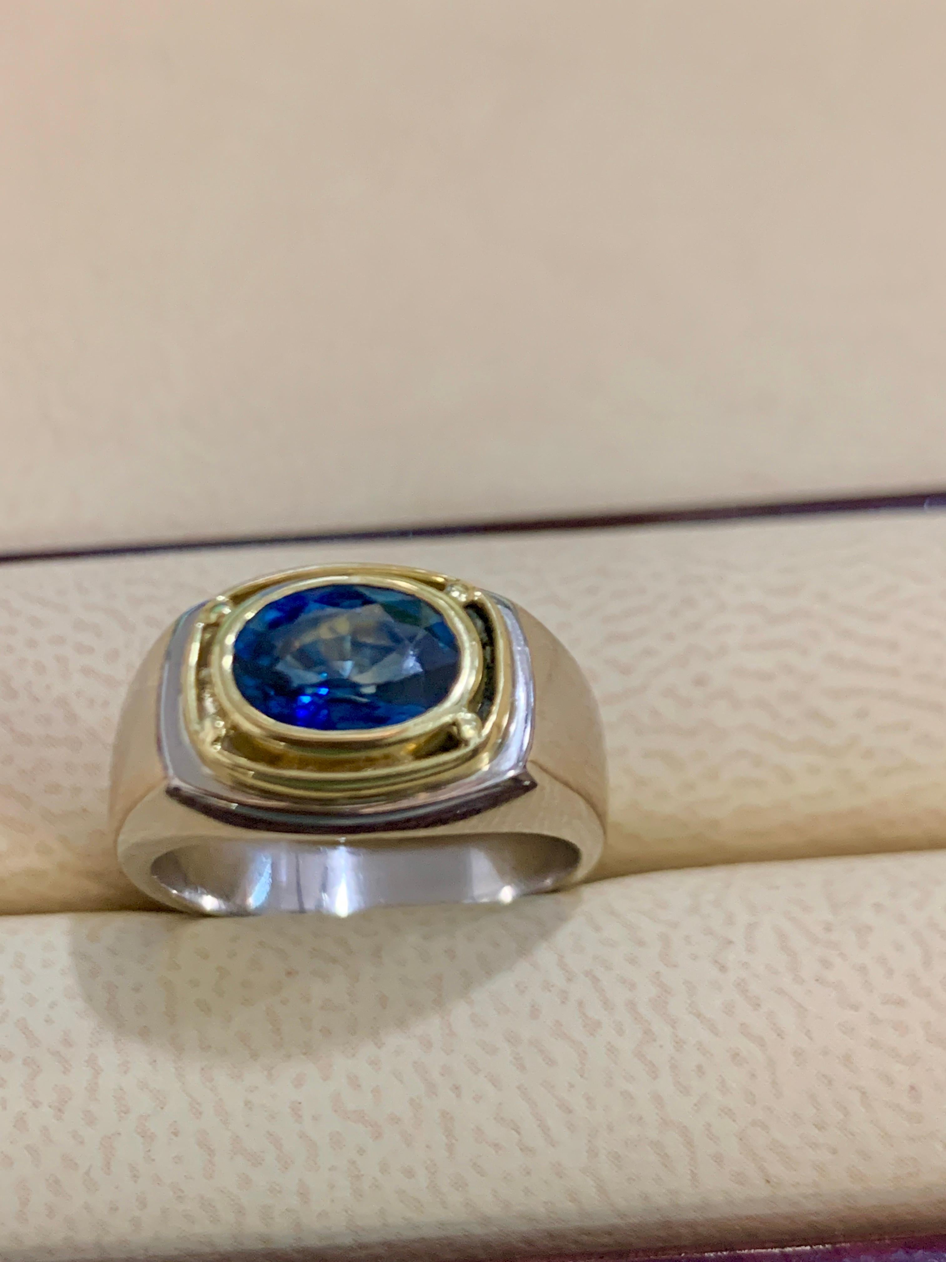 1 1/2 Ct Oval Natural Blue Sapphire Engagement Ring in 18 Karat Two-Tone Gold In Excellent Condition For Sale In New York, NY