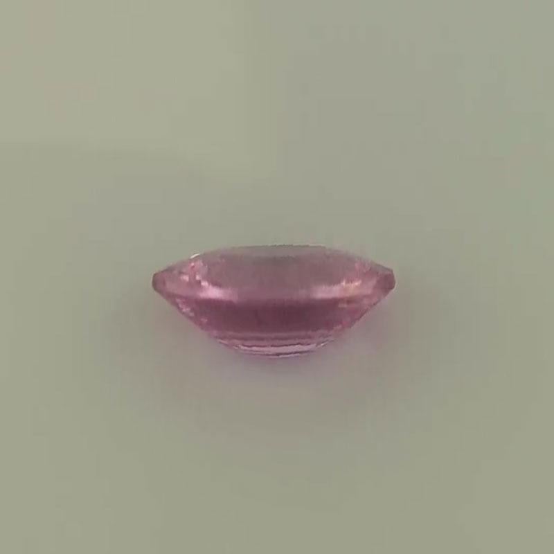 Diese ovale Form 1,33-Karat natürlichen lila-rosa Farbe Saphir GIA zertifiziert wurde handverlesen von unseren Experten für seine Top-Glanz und einzigartige Farbe
