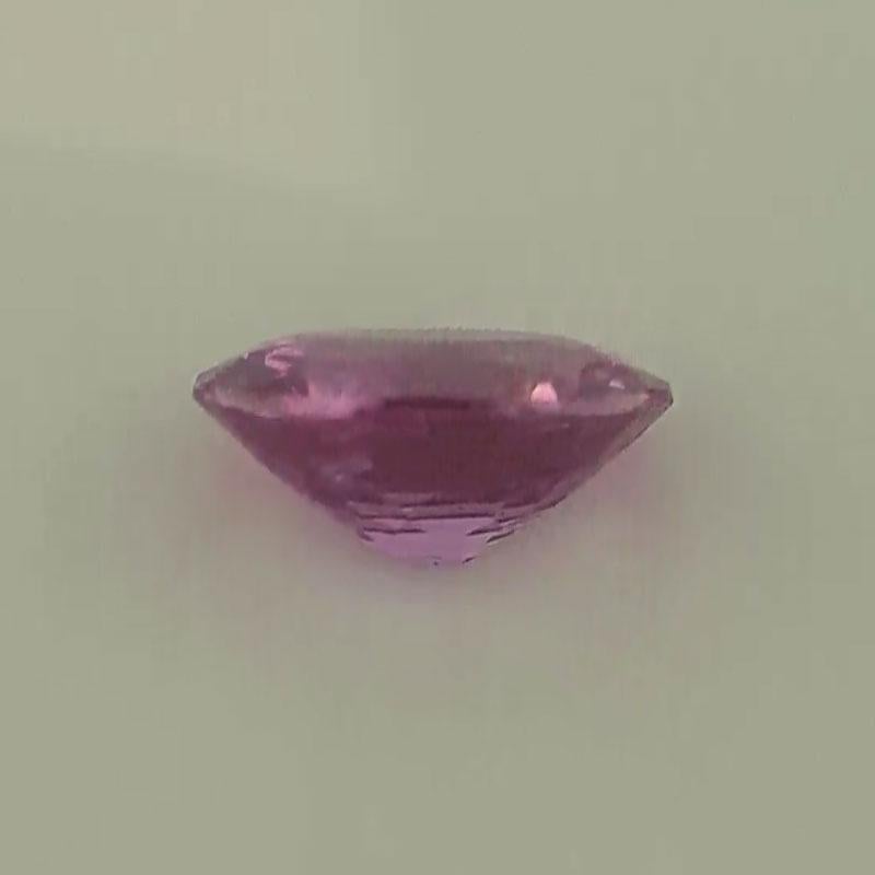 Ce saphir naturel de couleur violet-rose 1,34 carat certifié par le GIA et de forme ovale a été sélectionné à la main par nos experts pour son lustre exceptionnel et sa couleur unique

