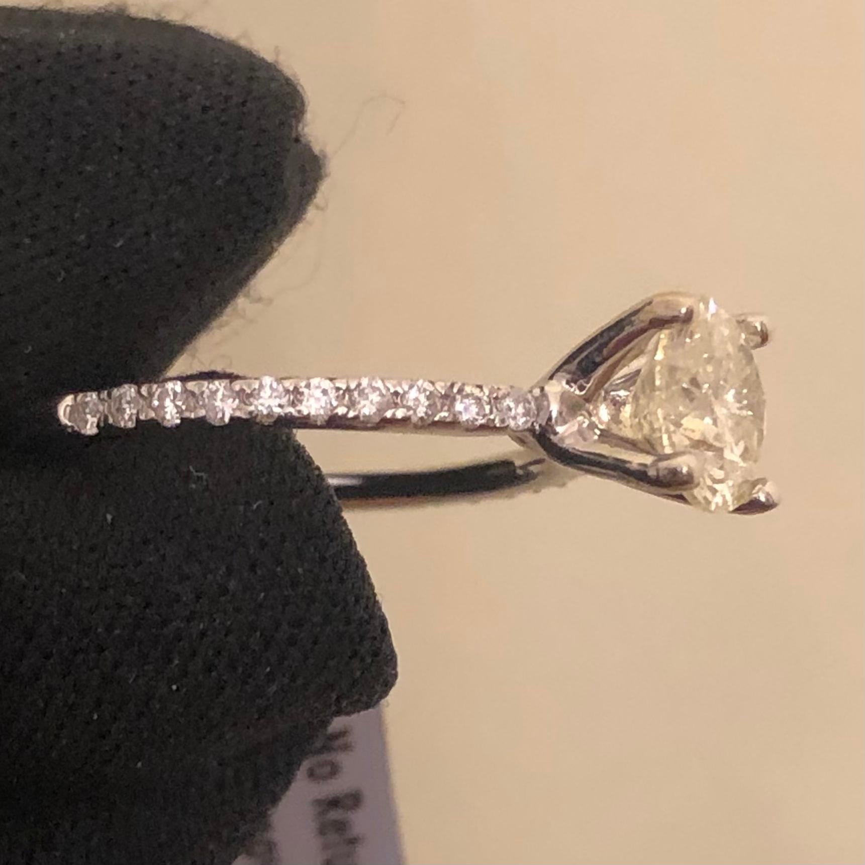 Bague de fiançailles en or 14 carats avec halo de diamants solitaires ronds naturels de 1 1/3 carat Pour femmes en vente