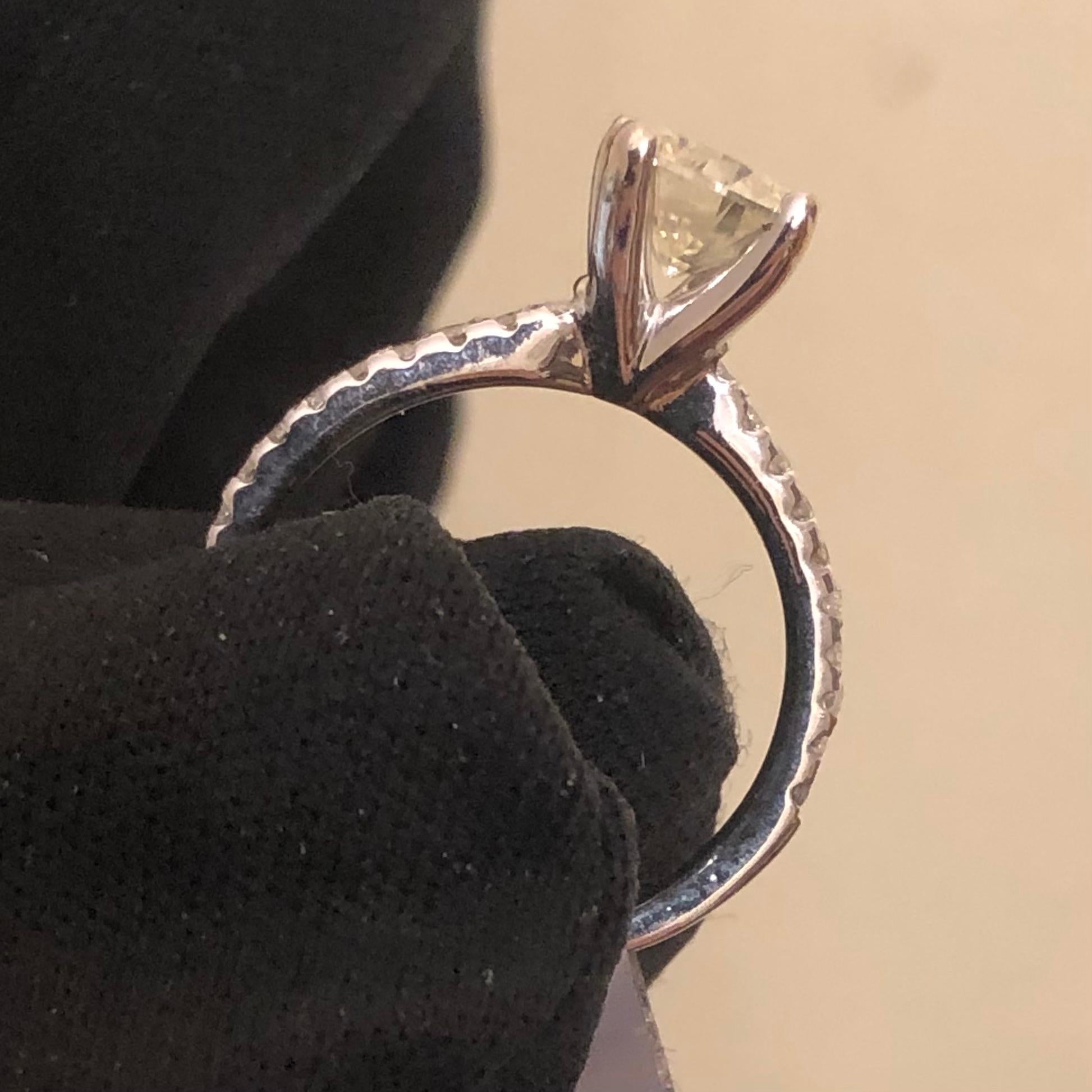 Bague de fiançailles en or 14 carats avec halo de diamants solitaires ronds naturels de 1 1/3 carat en vente 1