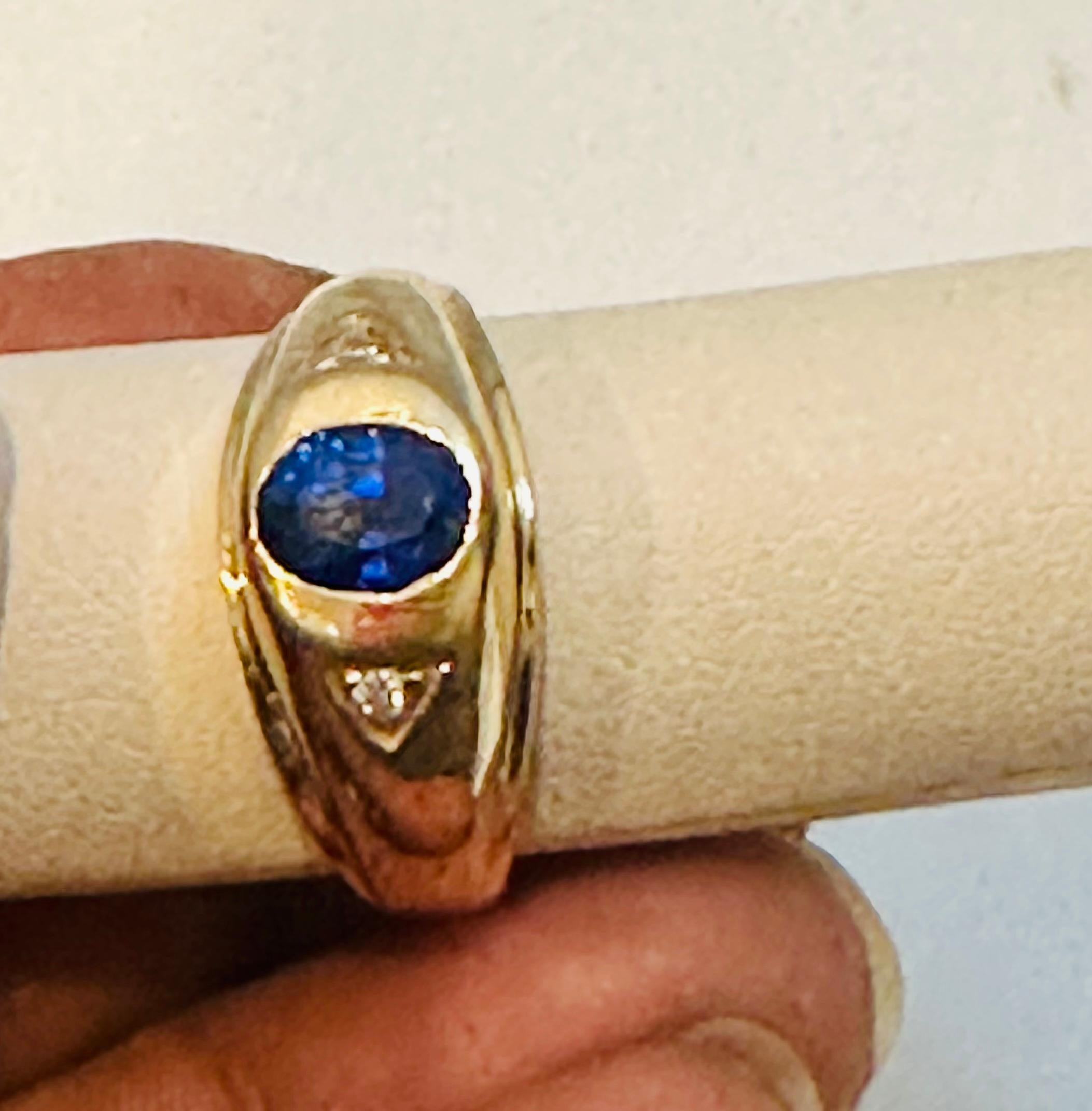 Oval Natürlich  Verlobungsring mit blauem Saphir und Diamant aus 18 Karat Gelbgold
Ungefähr 1 1/4 Karat Oval Blau  Ceylon Saphir 
18 Karat Gelbgold 6,57 Gramm
Ring Größe 10.5 (kann auf jede Größe kostenlos geändert werden)
Natürlicher Saphir von