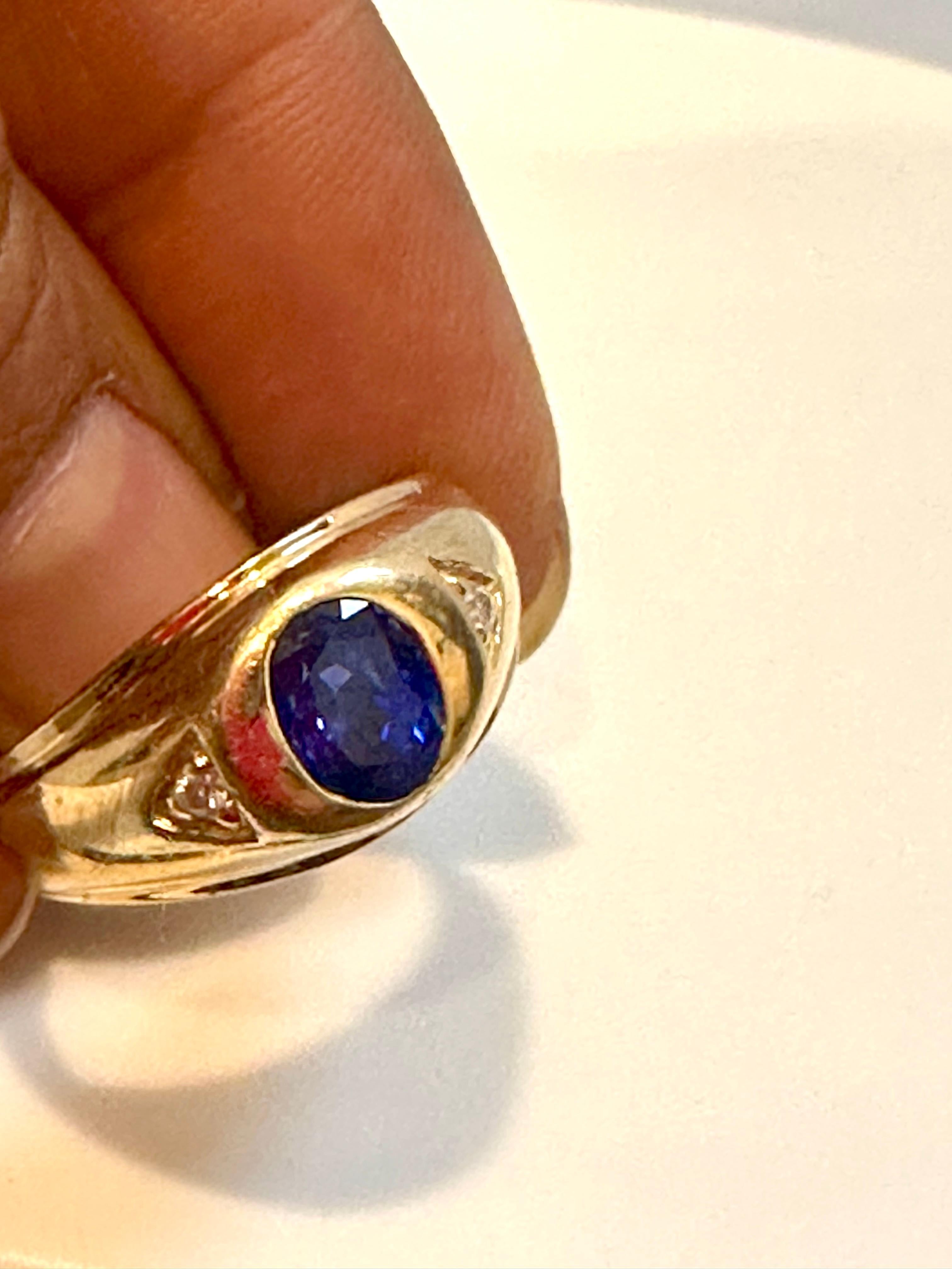 1 1/4 Ct Oval Natural Ceylon Blue Sapphire Engagement Ring in 18 Karat Gold, MEN In Excellent Condition For Sale In New York, NY