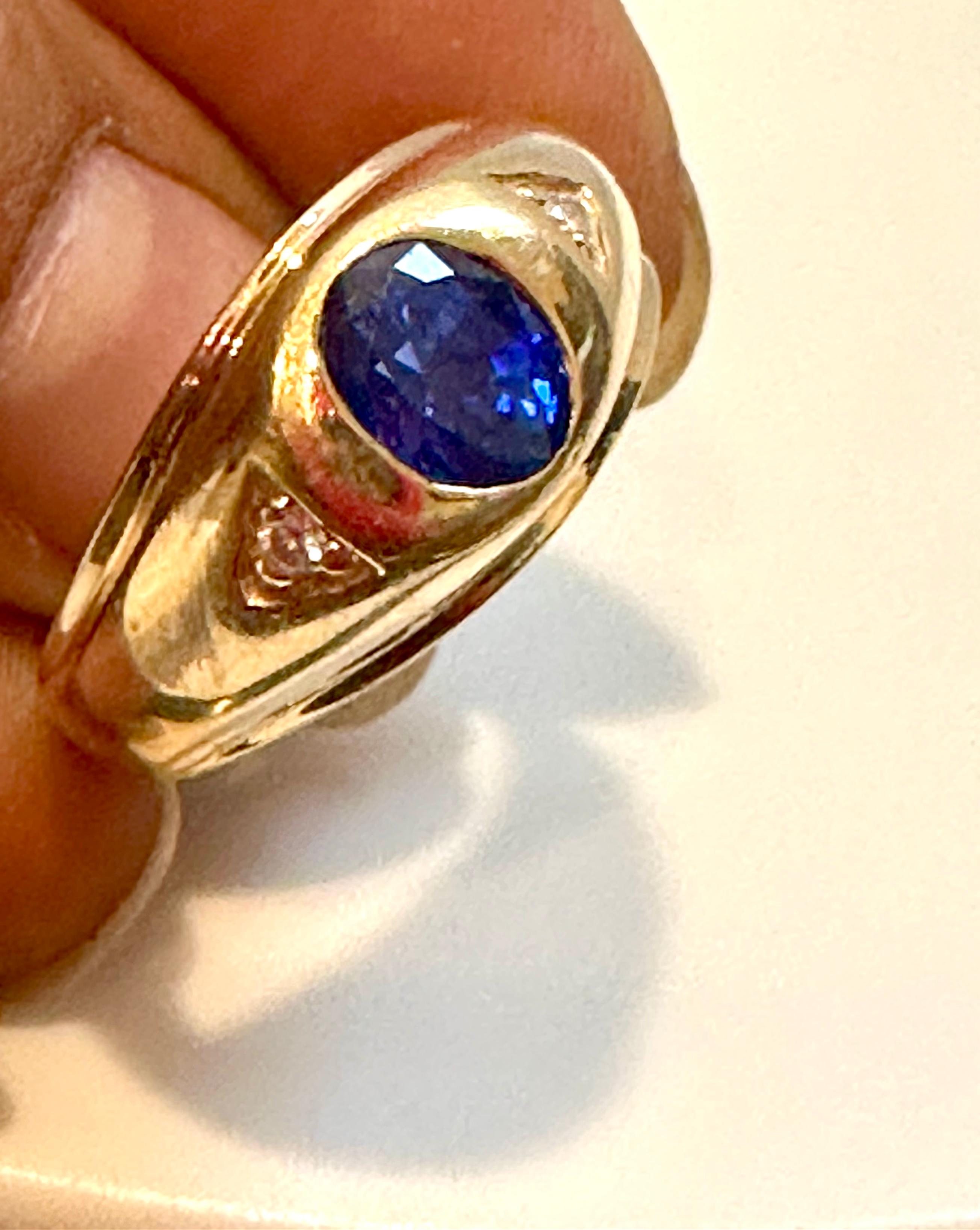 Women's or Men's 1 1/4 Ct Oval Natural Ceylon Blue Sapphire Engagement Ring in 18 Karat Gold, MEN For Sale