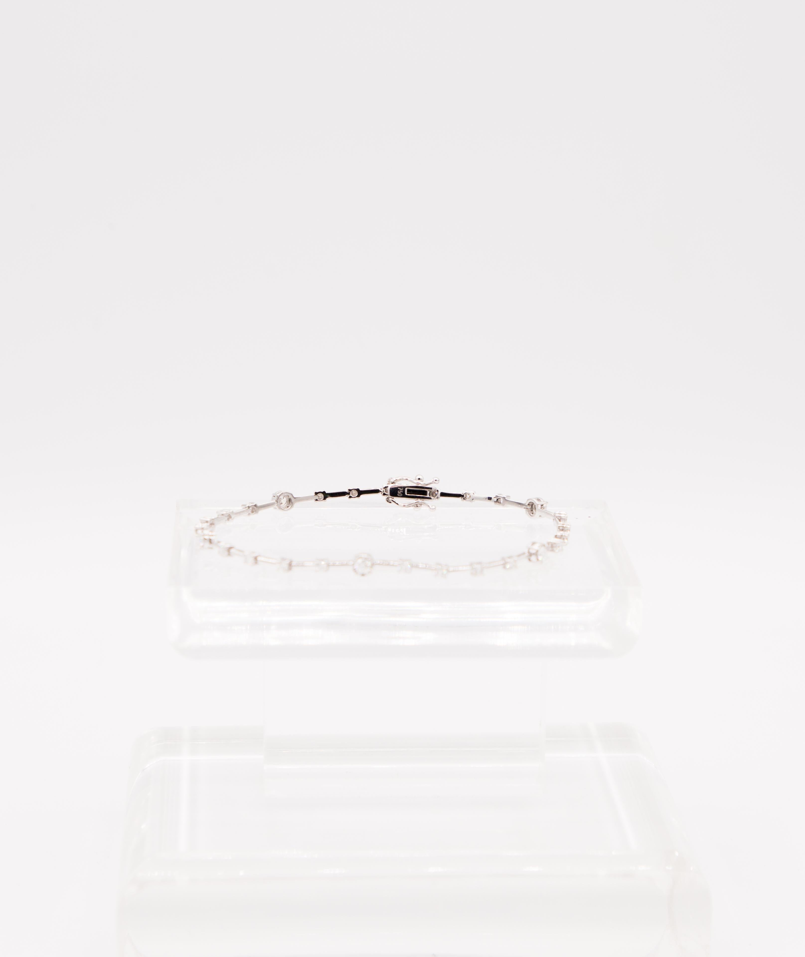 Oro blanco de 18 k
1,12 ct diamante
18 cm de largo
5,69 gramos

Esta es una pulsera que no tiene. todo el mundo, es inusual, y te gustará.
No será un problema hacerlo más largo.