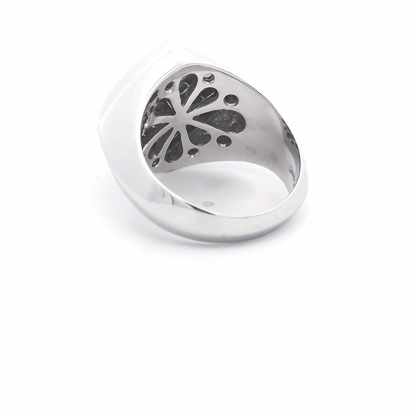 1 2/3 Carat Diamond Designer Gents Ring in 18K White Gold In New Condition For Sale In Tustin, CA