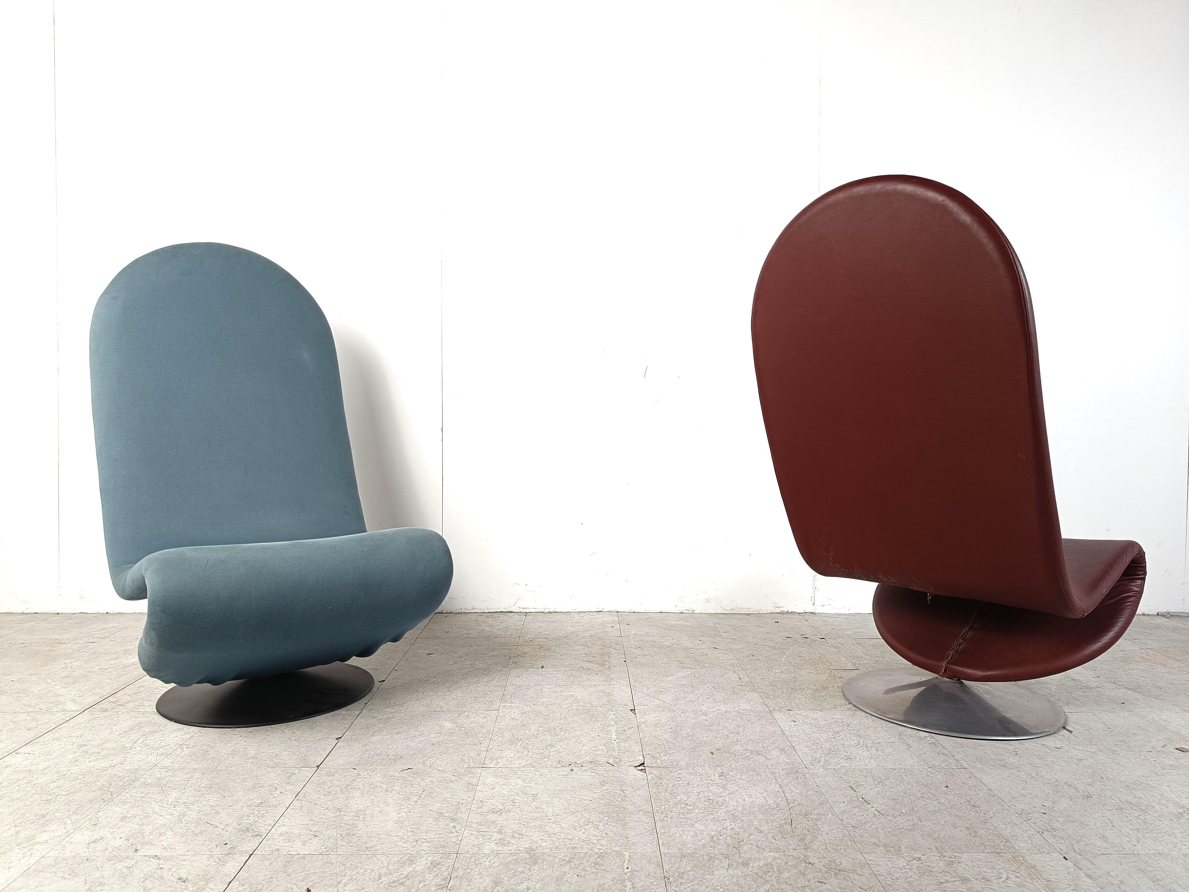 Rare pair of 'System 123' chairs by Verner Panton for Fritz Hansen in blue fabric and red leatherette.

Beautiful curvy and cantilevered design.

Originally designed in 1973.

Good condition.

1970s - Denmark

Source: Book Verner Panton, Vitra