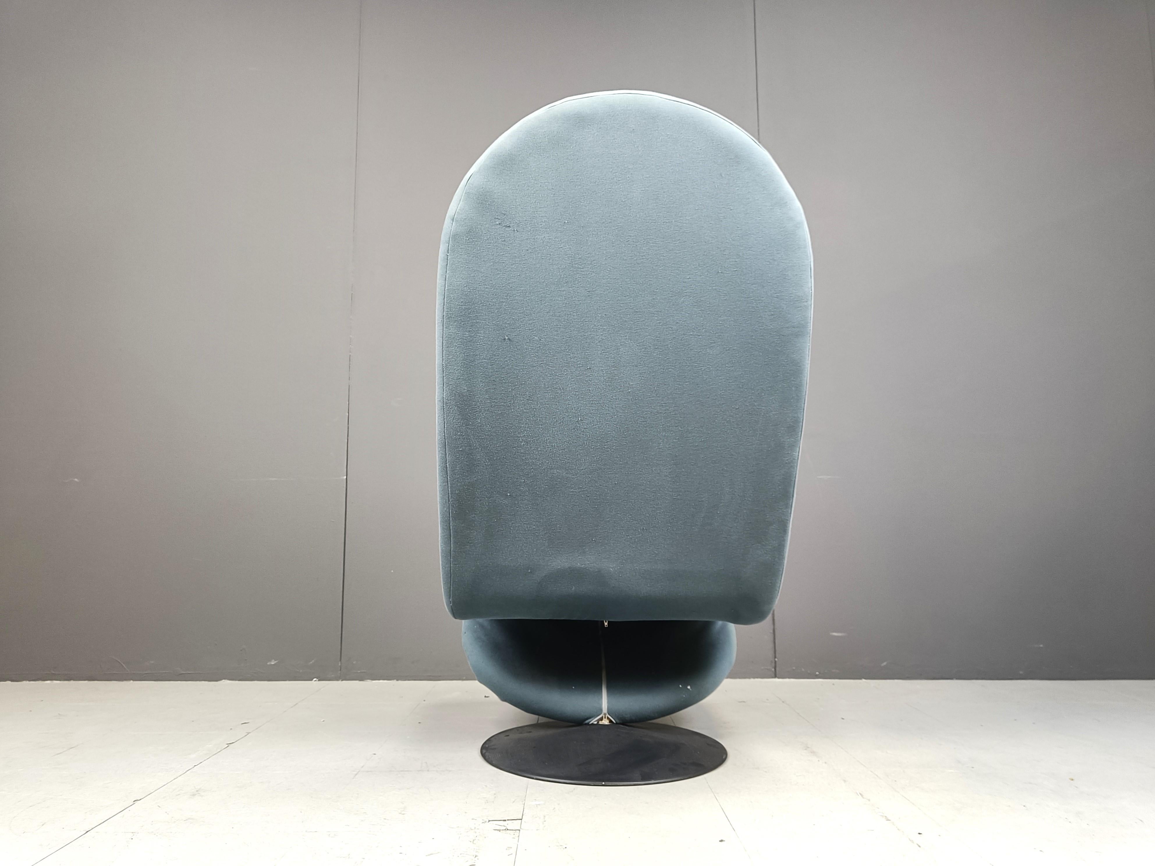 Rare 'System 123' chairs by Verner Panton for Fritz Hansen in blue velvet.

Beautiful curvy and cantilevered design.

Originally designed in 1973.

Good condition.

1970s - Denmark

Source: Book Verner Panton, Vitra Design Museum, pages 64, 265 and