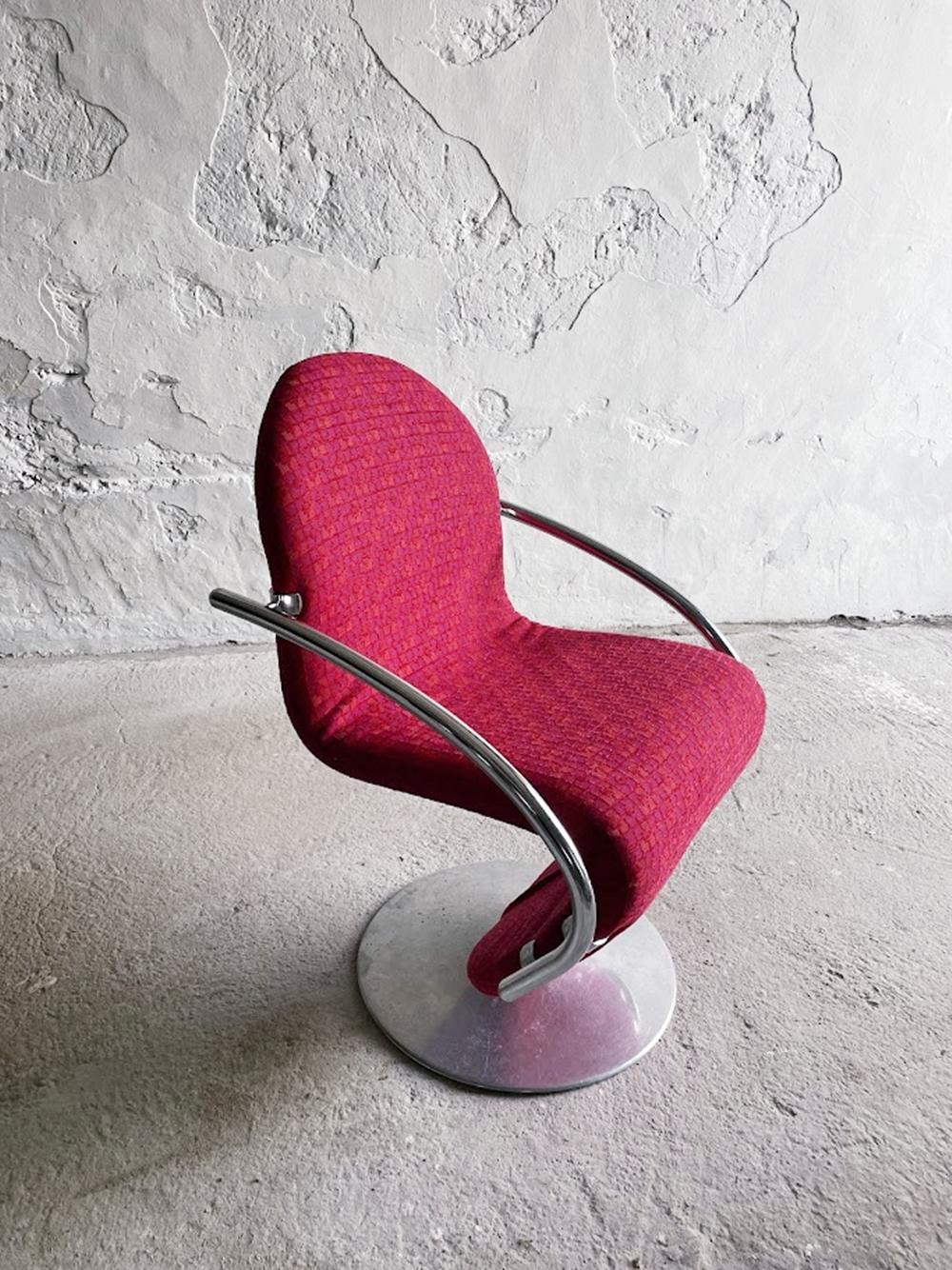 Designed by the famous Verner Panton, the 1-2-3 Series Easy Chair is a vintage gem from the 1970s, embodying the essence of Mid-Century Modern design. Its Tisca fabric upholstery exudes timeless appeal, complemented by the chair's durable metal
