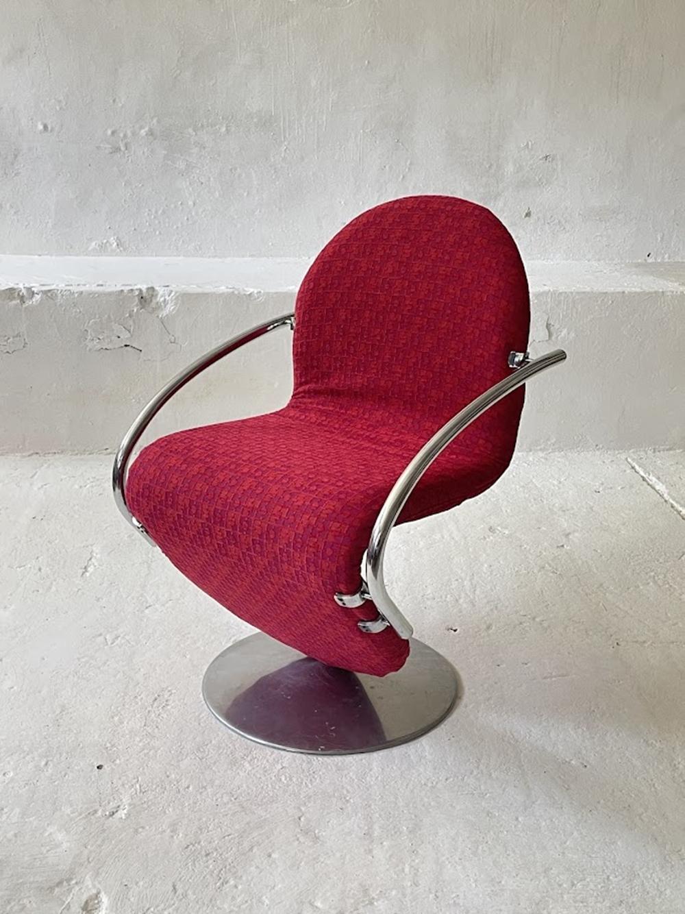 Designed by the famous Verner Panton, the 1-2-3 Series Easy Chair is a vintage gem from the 1970s, embodying the essence of Mid-Century Modern design. Its Tisca fabric upholstery exudes timeless appeal, complemented by the chair's durable metal
