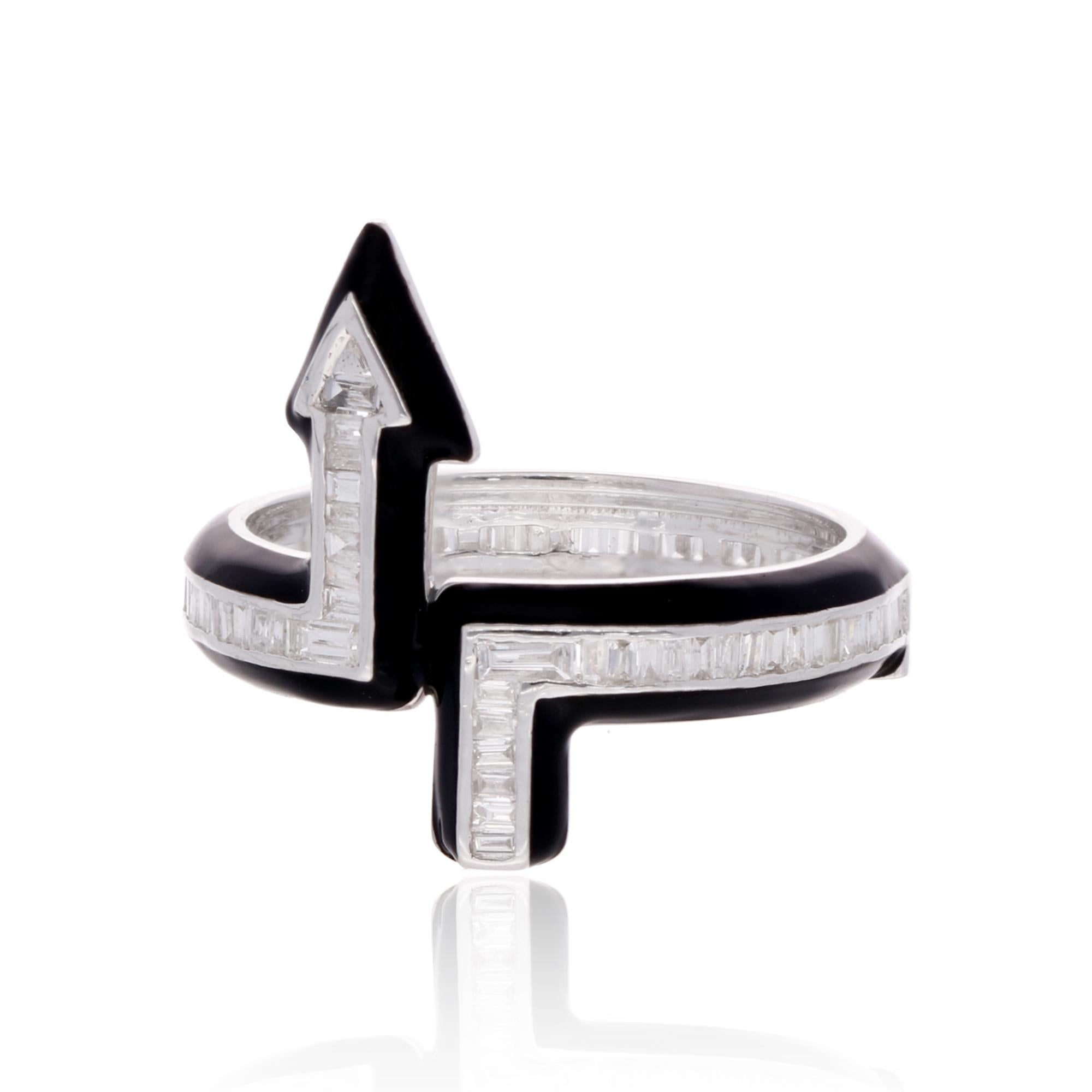 Der 1/2 Karat Baguette Diamond Arrow Ring aus 18 Karat Weißgold mit feiner schwarzer Emaille ist ein stilvolles und elegantes Schmuckstück. Das Pfeildesign, ergänzt durch die Diamanten im Baguetteschliff und die Emaille-Akzente, verleiht dem