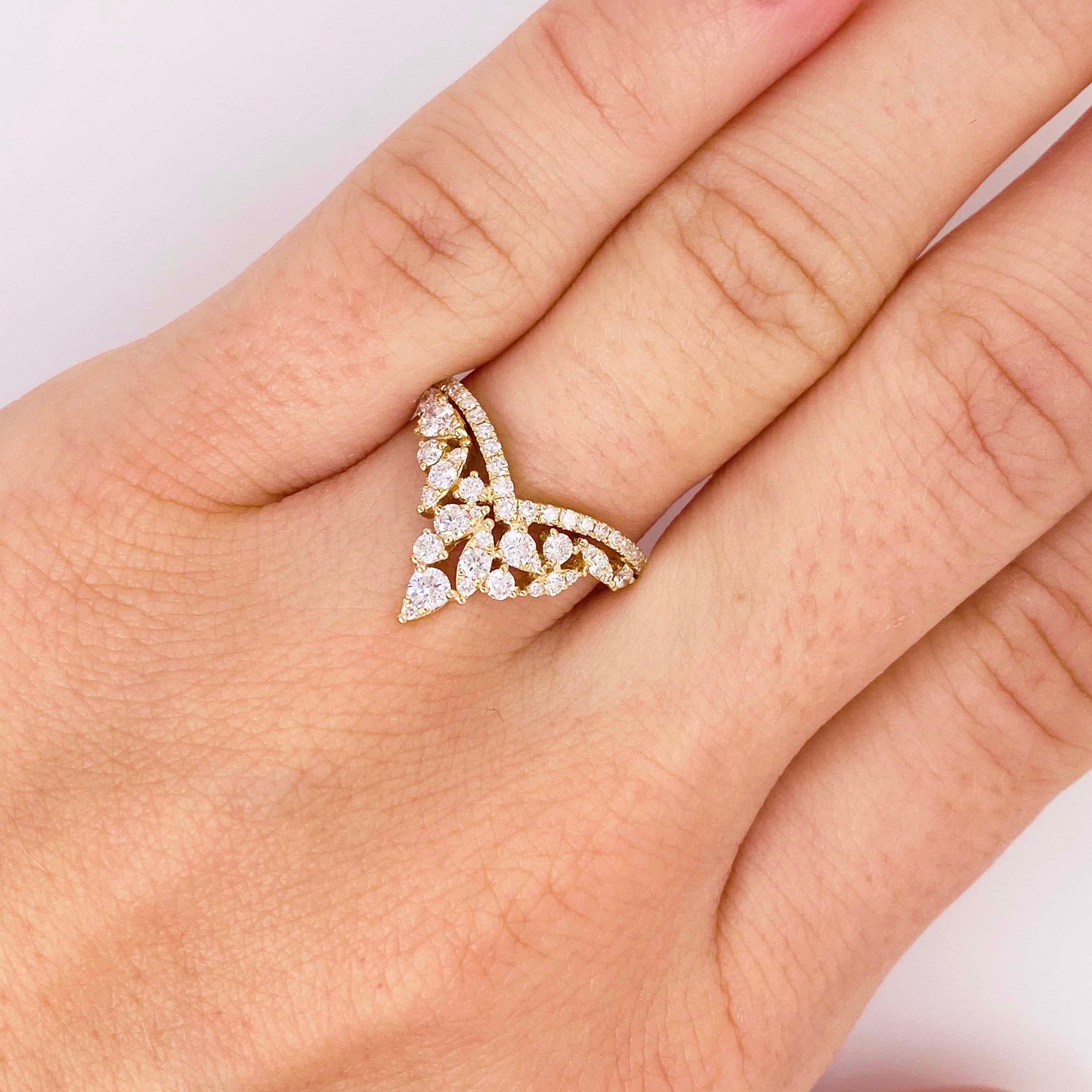 Atemberaubendes Diamant-V-Band! Dieses wunderschöne Diamantband hat ein brillantes und einzigartiges Design. Mit einem Cluster aus strahlend weißen Diamanten, die in einer perfekten 