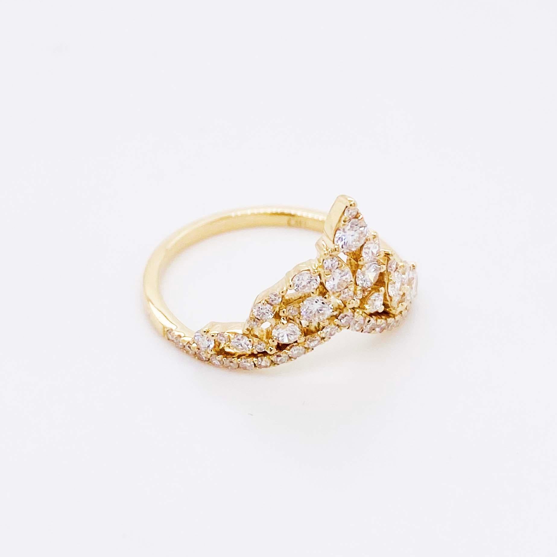 Néo-baroque Bague en or jaune à anneau en forme de V en grappe de diamants de 1/2 carat et demi en vente