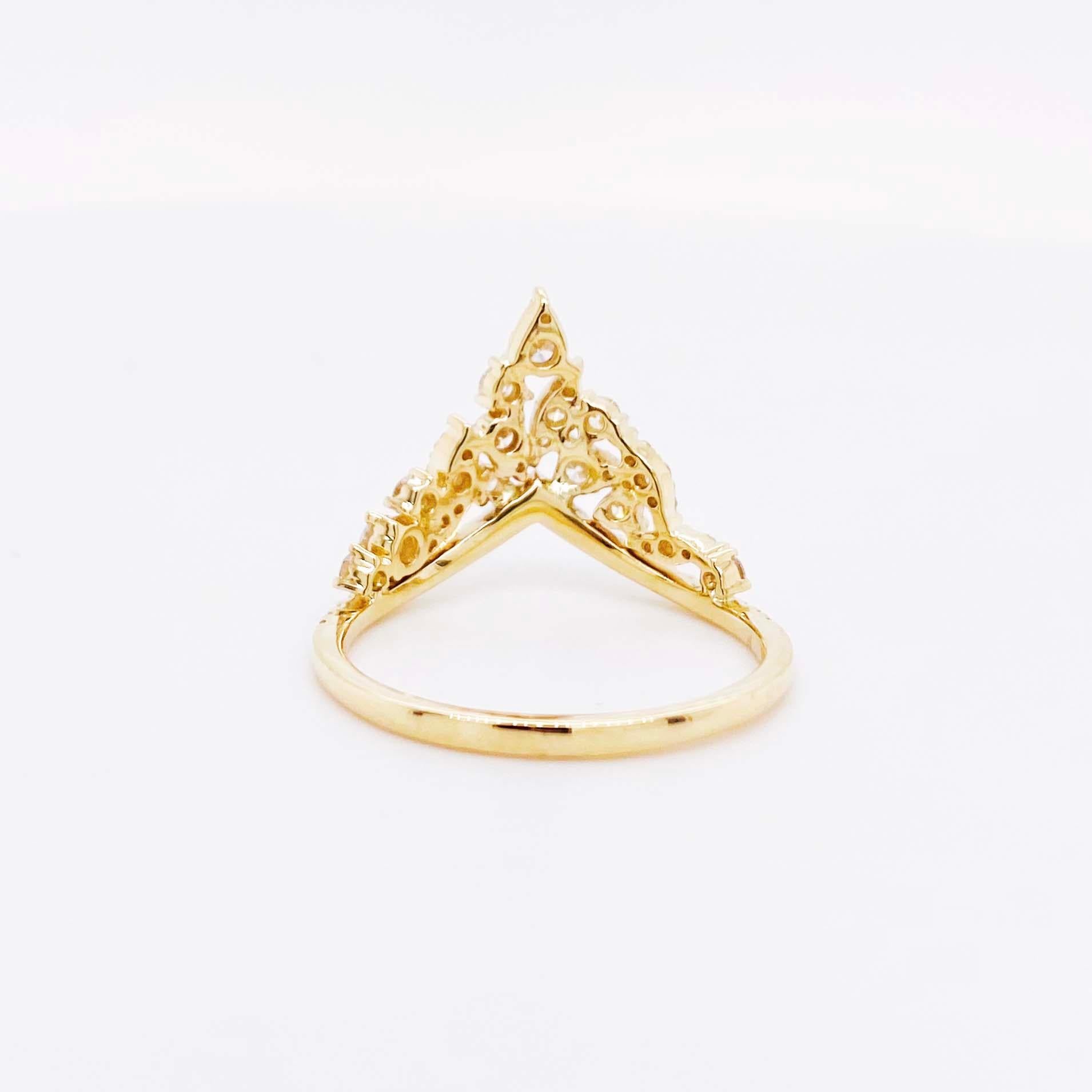 Taille ronde Bague en or jaune à anneau en forme de V en grappe de diamants de 1/2 carat et demi en vente