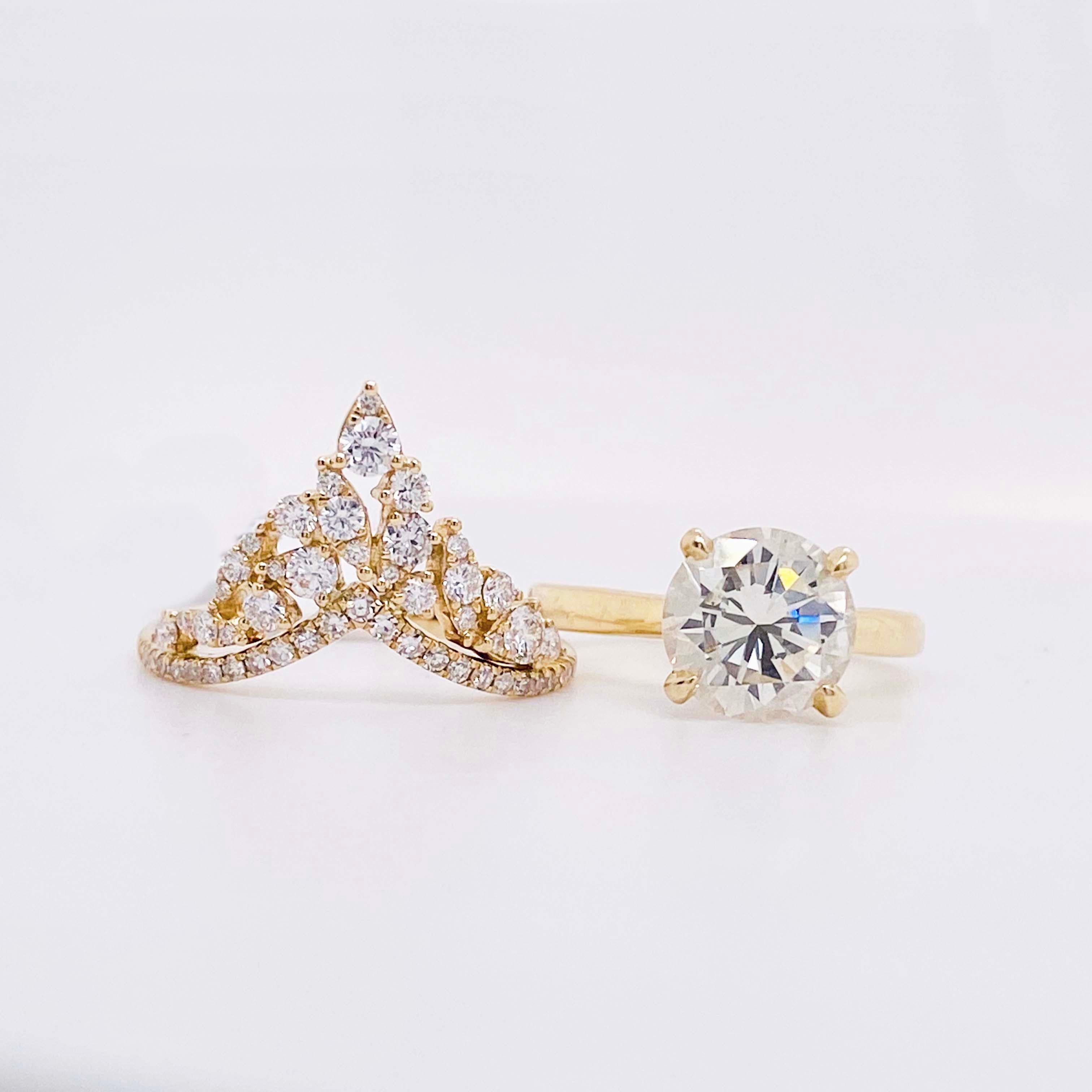 Bague en or jaune à anneau en forme de V en grappe de diamants de 1/2 carat et demi en vente 2