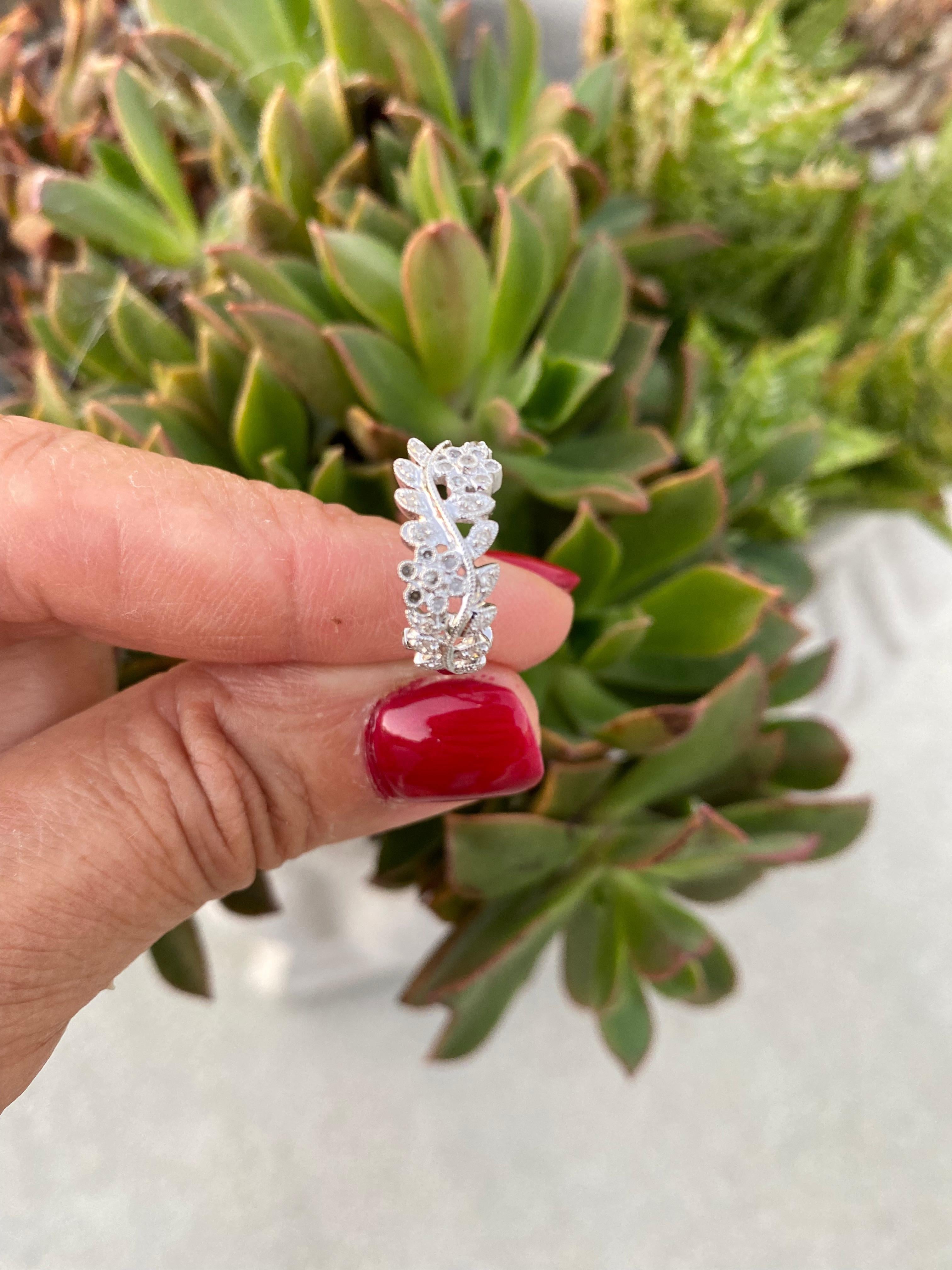 1 1/2 Karat Diamant Huggie Ohrringe 14 Karat Weiß, Milgrain Detail Blatt stilisiert im Zustand „Hervorragend“ im Angebot in Laguna Hills, CA