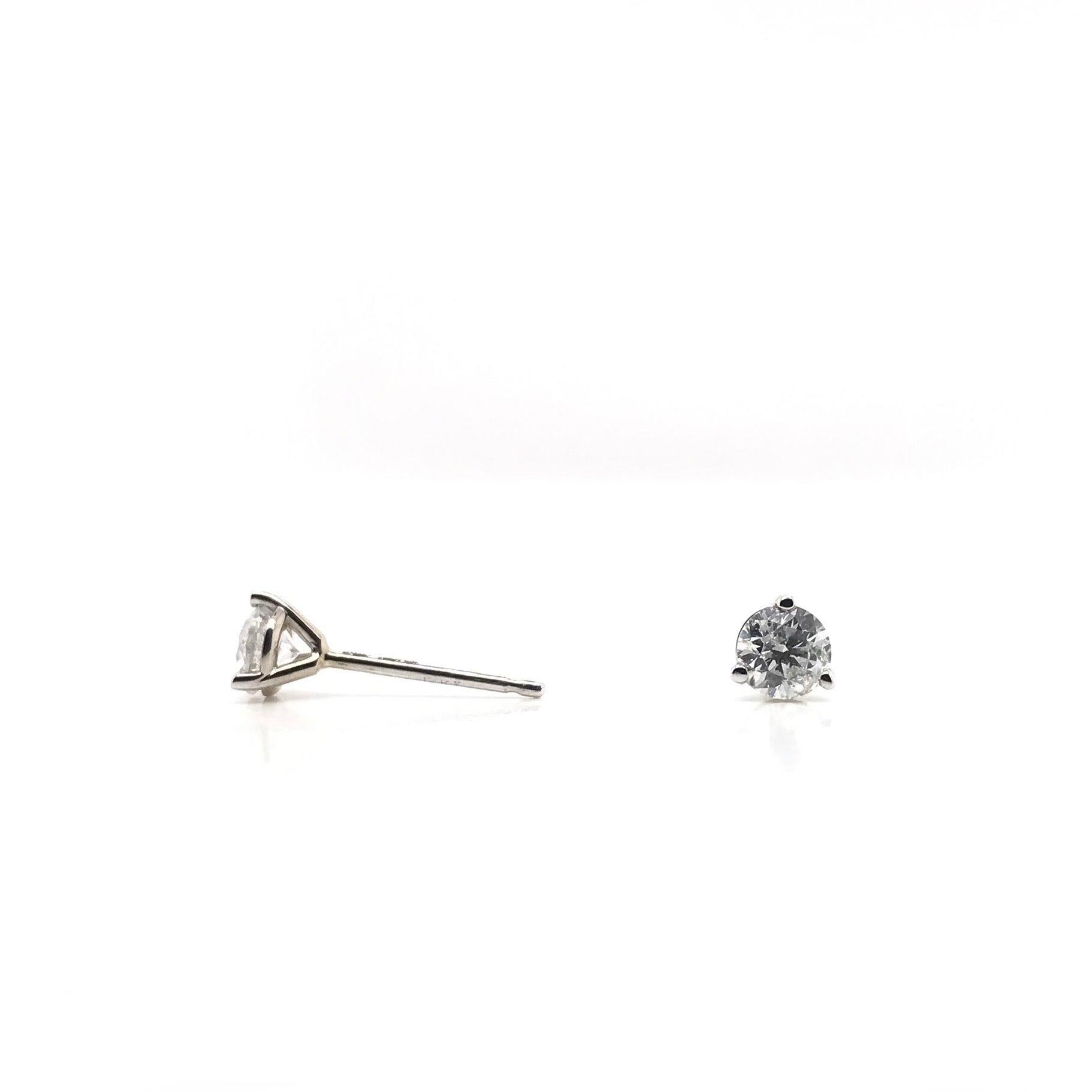 Round Cut 1/2 Carat DTW Diamond Stud Earrings For Sale