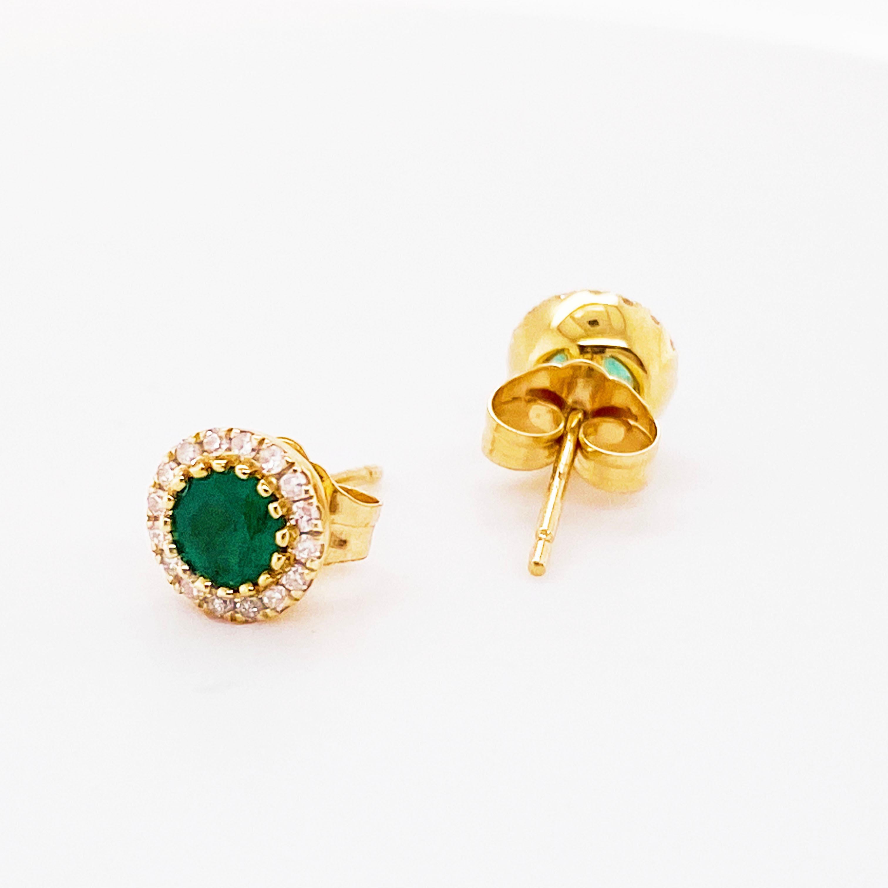 Die Ohrringe aus 14 Karat Gelbgold haben einen schönen 1/4 Karat  grüner Smaragd in jedem Ohrring und umgeben von 16 Diamanten in jedem Ohrring. Insgesamt gibt es 32 Diamanten mit einer Reinheit von VS2-SI1 und einer Farbe von G-H und insgesamt 2