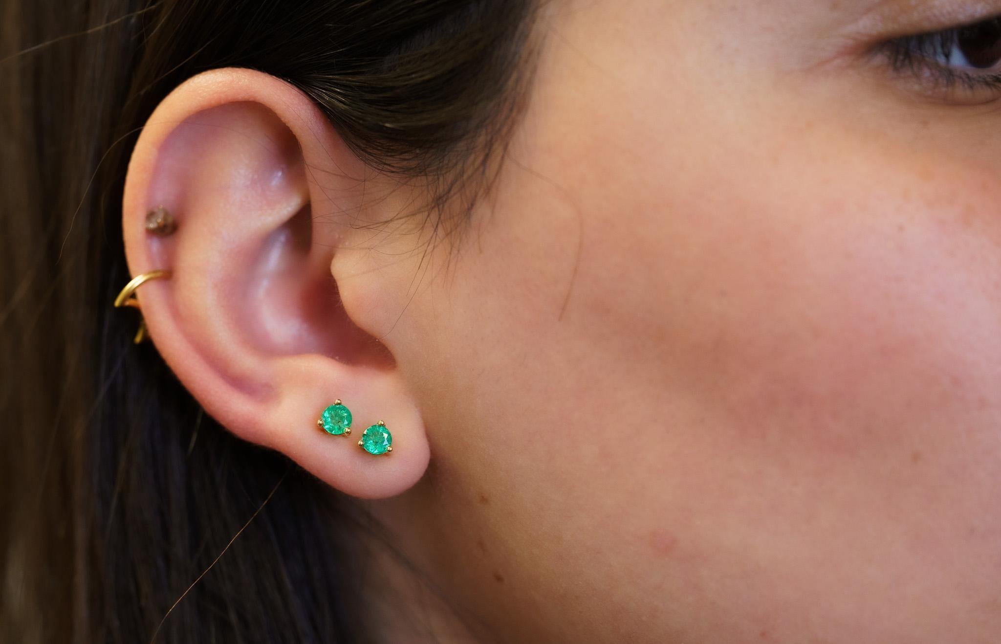 1/2 Carat Natural Emerald Round 4mm 3-Prong 14K Gold Stud Earrings In New Condition For Sale In Miami, FL