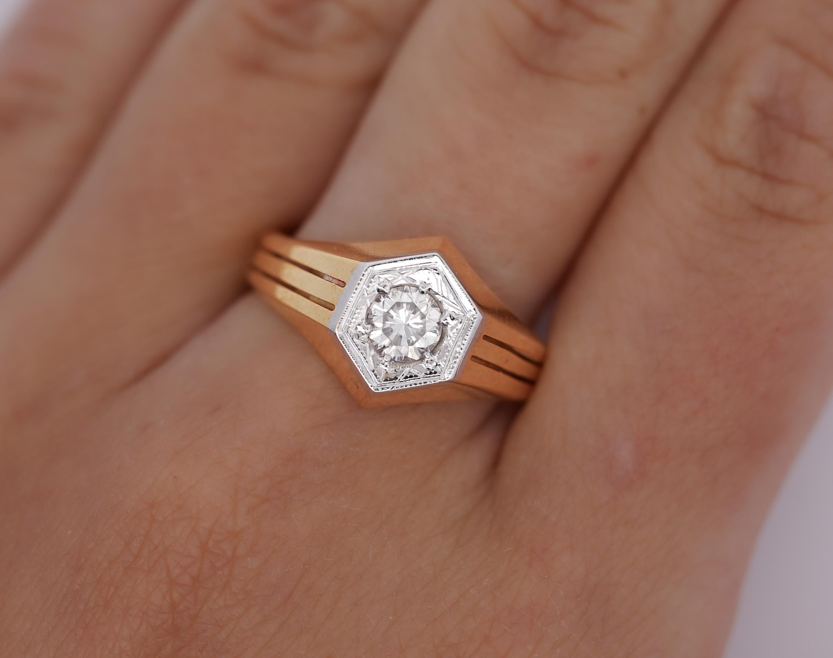 Anillo unisex solitario de diamantes de 0,51 quilates en oro amarillo de 14 quilates. Piedra central limpia. Diamante natural de talla redonda, engaste en bisel, acabado pulido nítido. 6,87 gramos. Oro amarillo macizo de 14 quilates. 

Detalles del