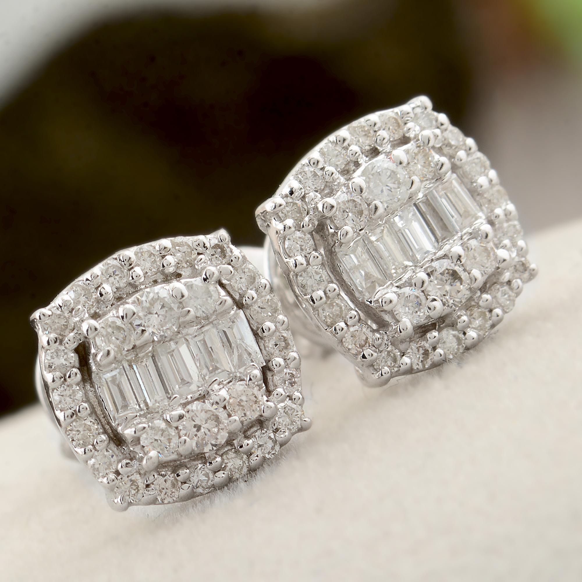 Taille baguette Clous d'oreilles en or blanc 10 carats avec diamants baguettes de 1/2 carat de pureté SI en vente